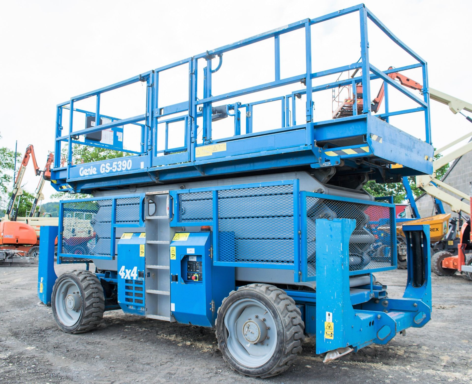 Genie GS 5390 60 ft diesel driven 4 wheel drive scissor lift access platform Year: 2013 S/N: 48858 - Image 2 of 8