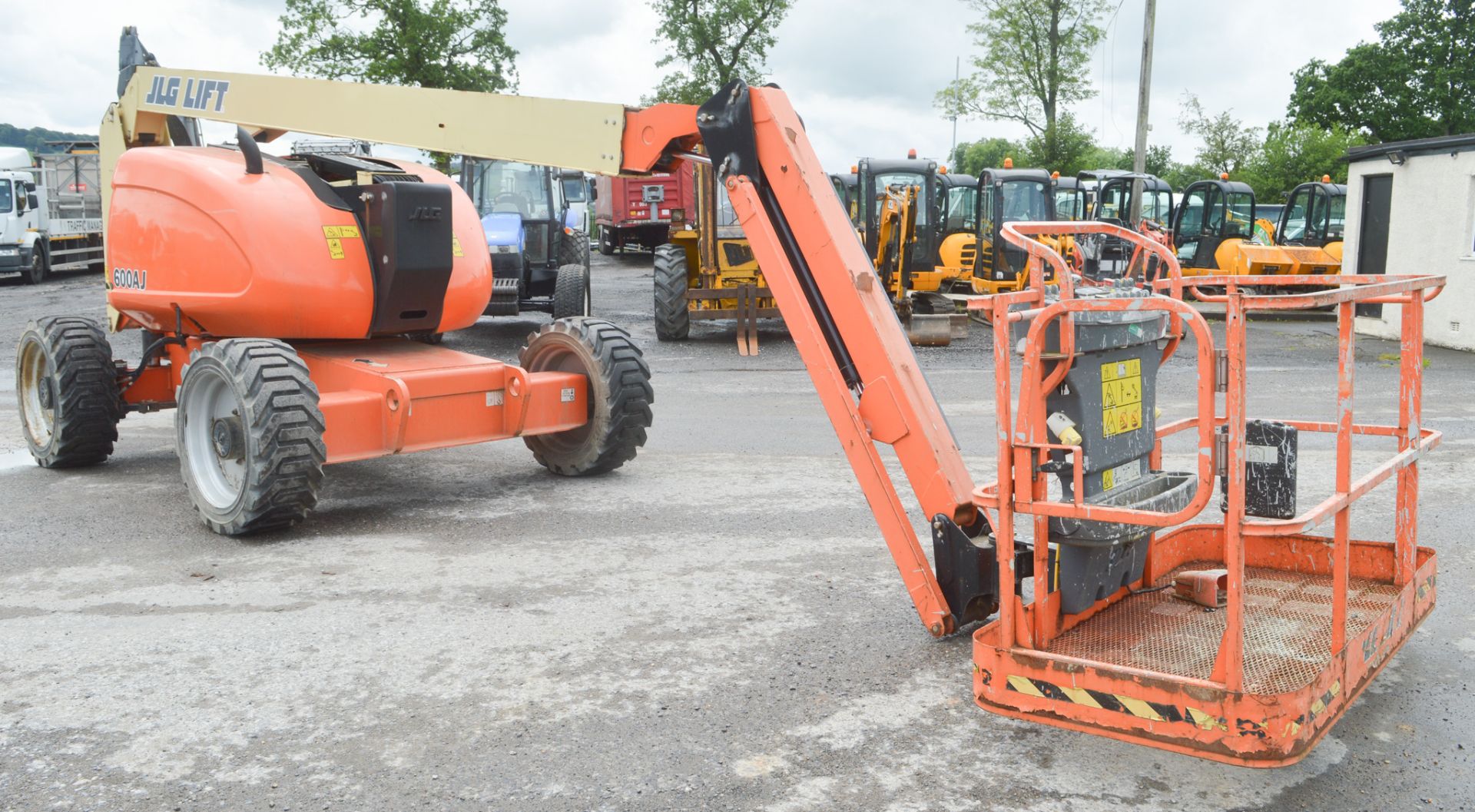 JLG 600AJ 60 ft diesel driven 4x4 articulated boom lift access platform Year: 2012 S/N: 162379 - Image 4 of 10