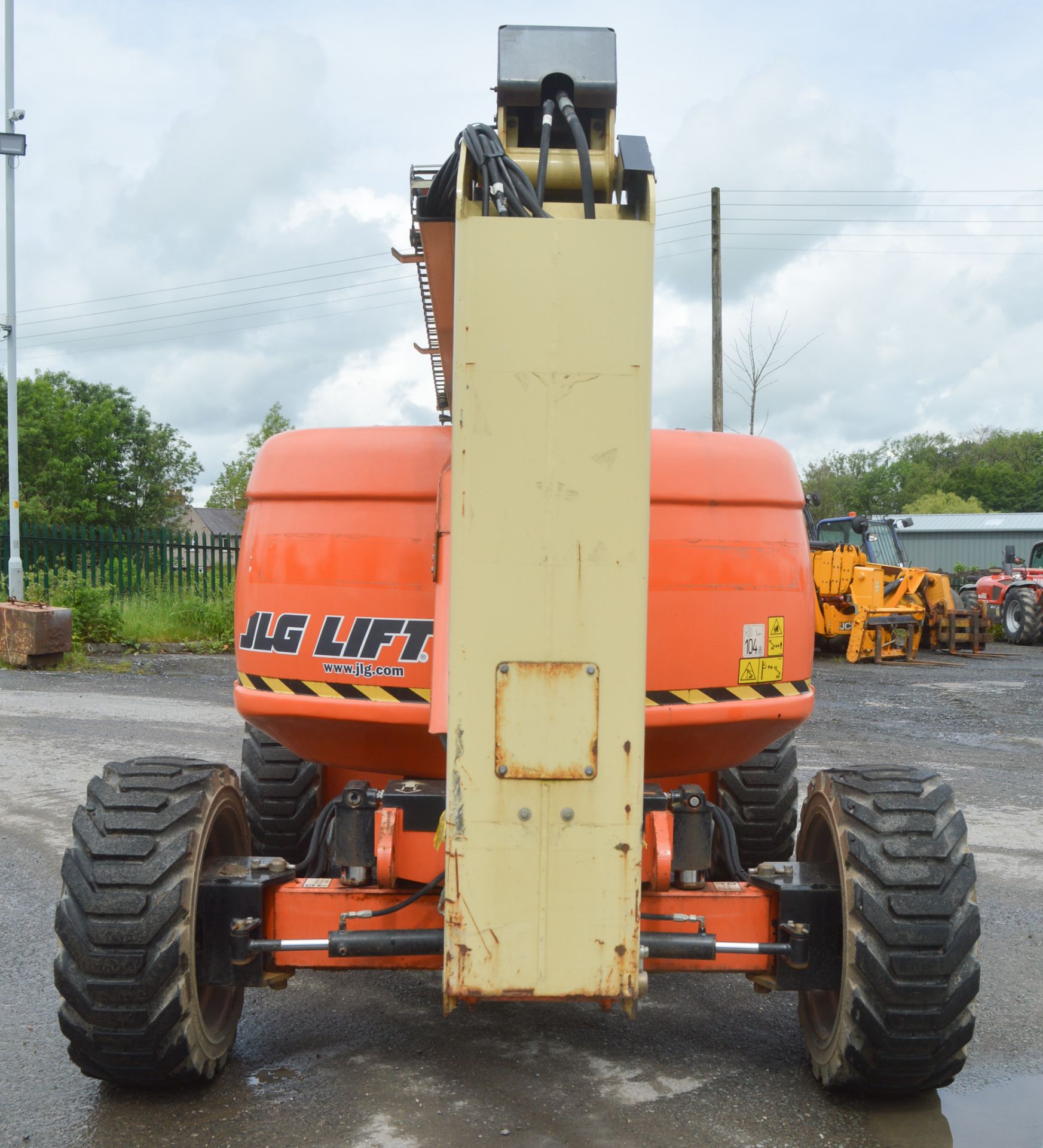 JLG 600AJ 60 ft diesel driven 4x4 articulated boom lift access platform Year: 2012 S/N: 162379 - Image 2 of 10