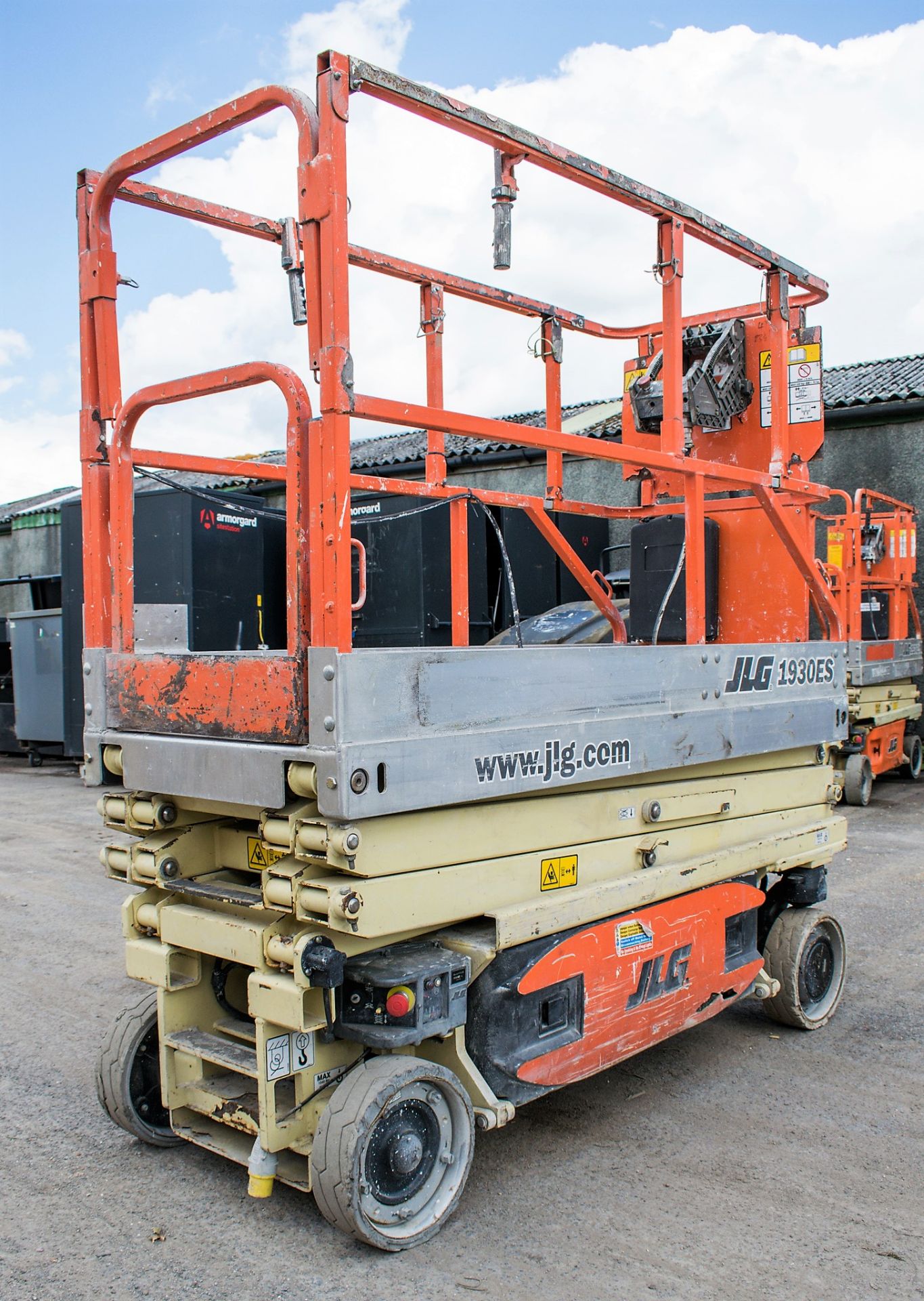 JLG 1930ES 19ft battery electric scissor lift access platform Year: 2004 S/N: 2893 Recorded hours: - Image 3 of 9