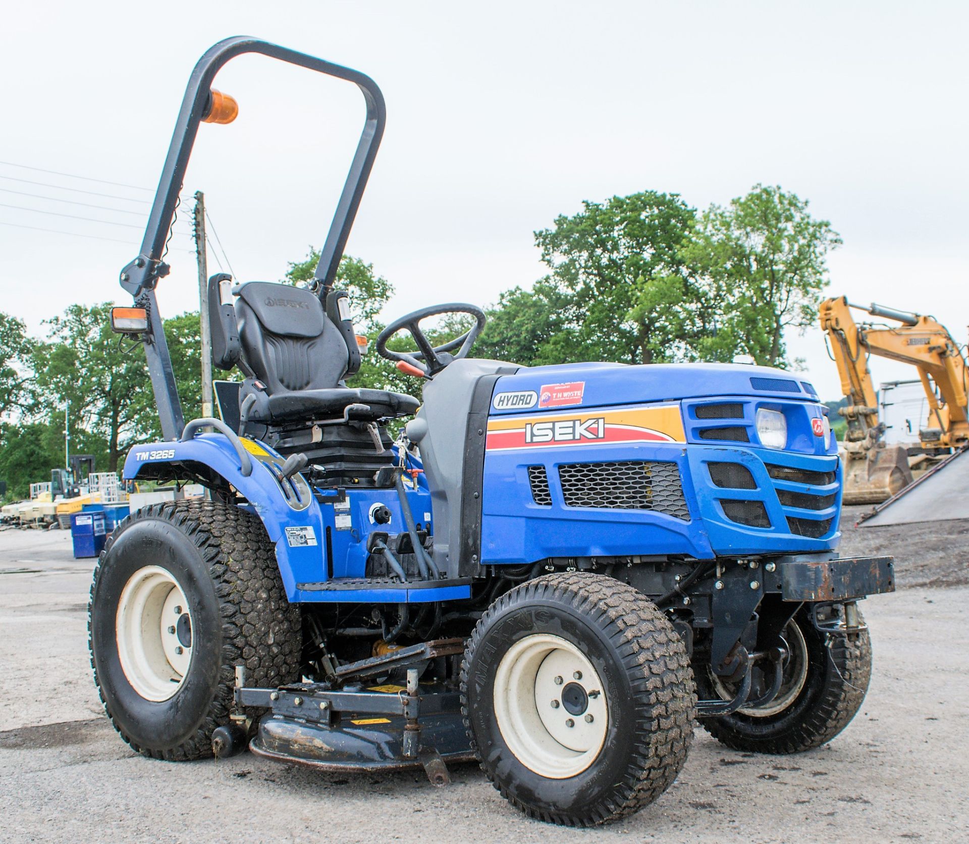 Iseki Hydro TM3265 4WD compact tractor Year: 2012 S/N: 000770 Recorded Hours: 2709 c/w Iseki SRM54 - Image 2 of 13