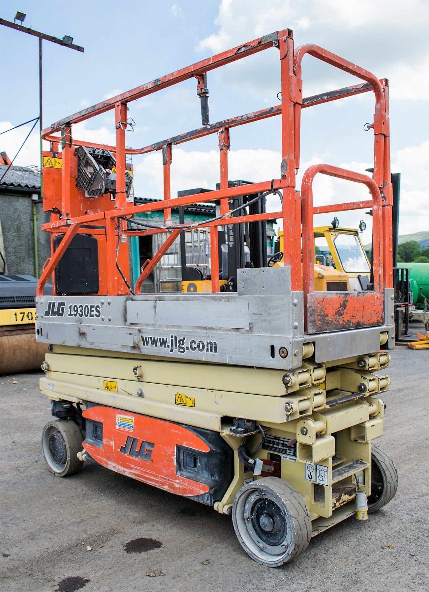 JLG 1930ES 19ft battery electric scissor lift access platform Year: 2004 S/N: 2893 Recorded hours: - Image 2 of 9