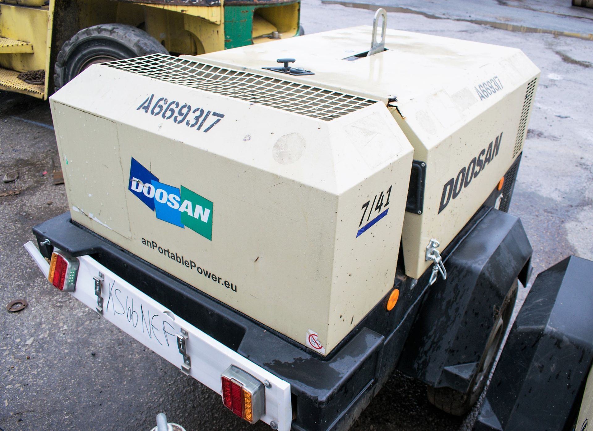 Doosan 7/41 diesel driven mobile air compressor Year: 2015 S/N: FY433561 Recorded Hours: 498 - Image 2 of 4