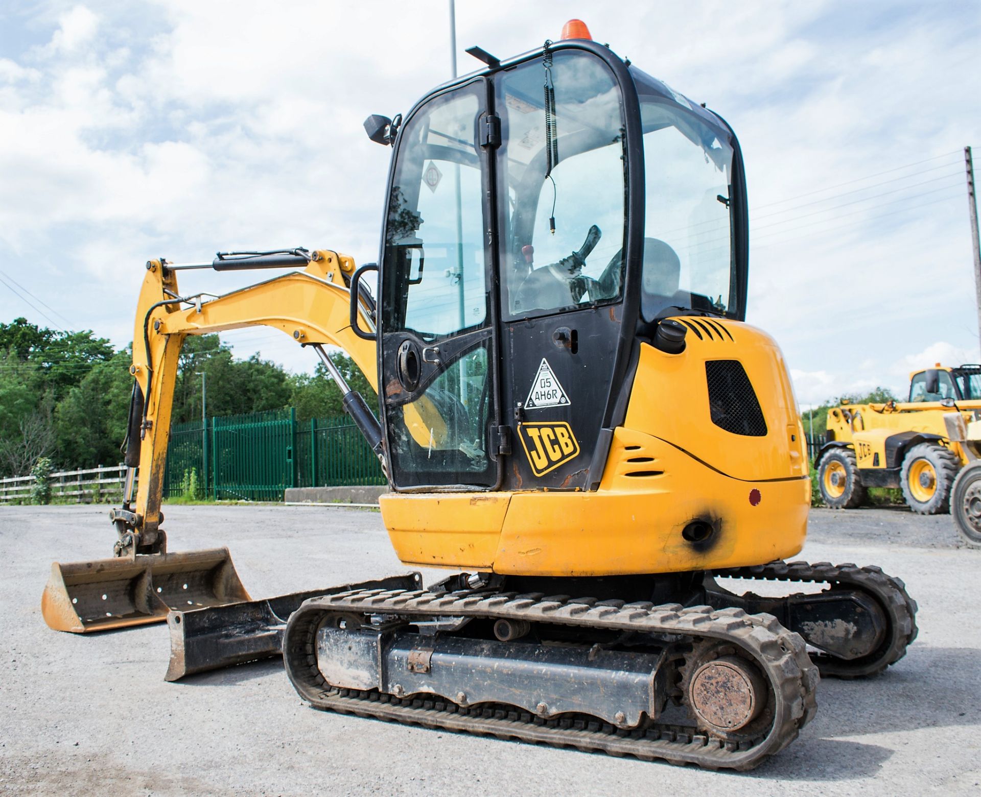 JCB 8030 ZTS 3 tonne rubber tracked mini excavator Year: 2013 S/N: 2021804 Recorded Hours: 2307 - Image 3 of 12