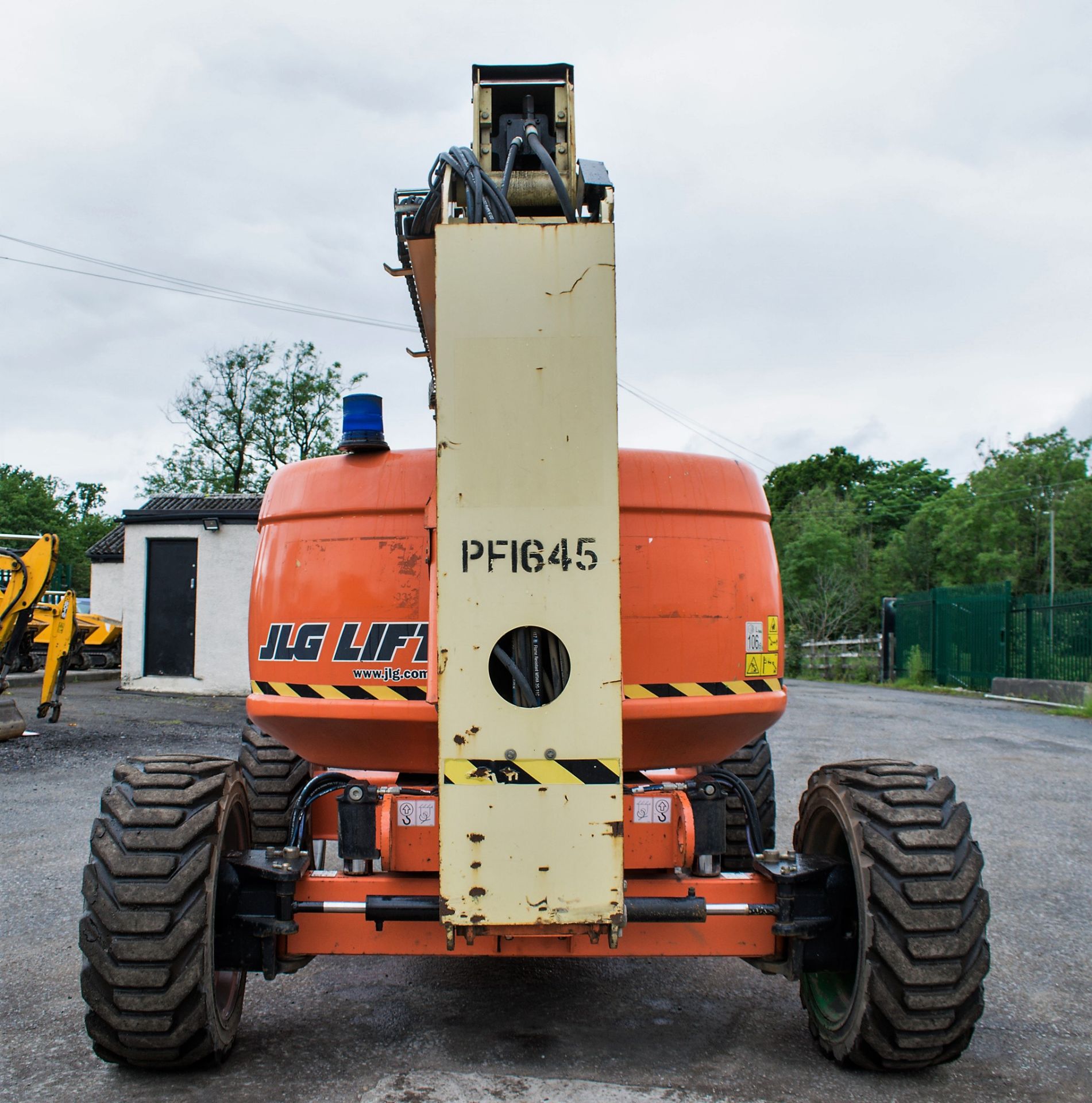 JLG 600AJ 60 ft diesel driven 4x4 articulated boom lift access platform Year: 2013 S/N: 179766 - Image 6 of 14