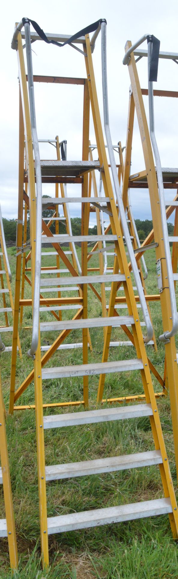 9 tread glass fibre framed step ladder E0010936 - Image 2 of 2