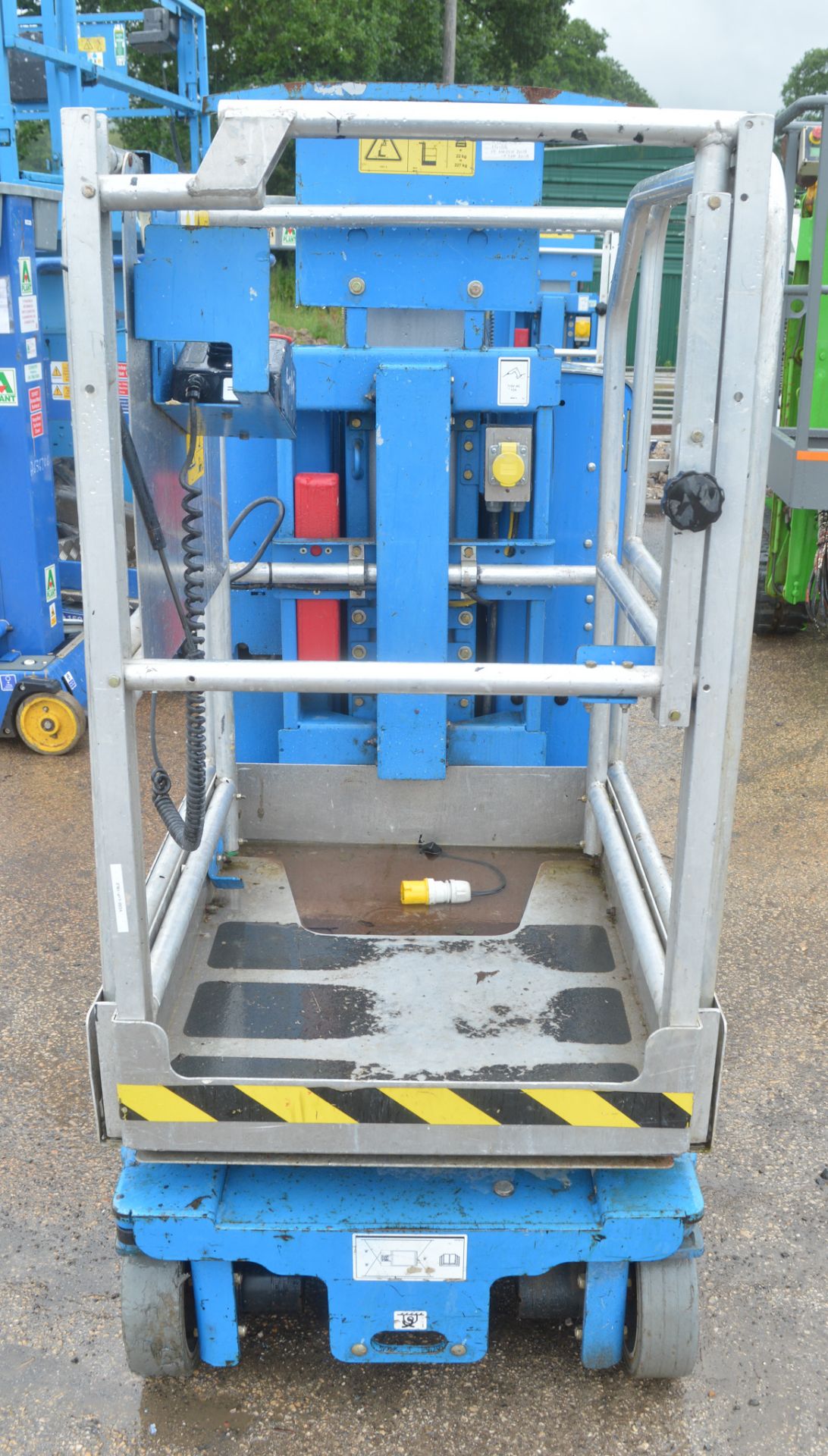 Genie Runabout GR-12 battery electric scissor lift  Year: 2013 S/N: 26579 A608642 - Image 6 of 9
