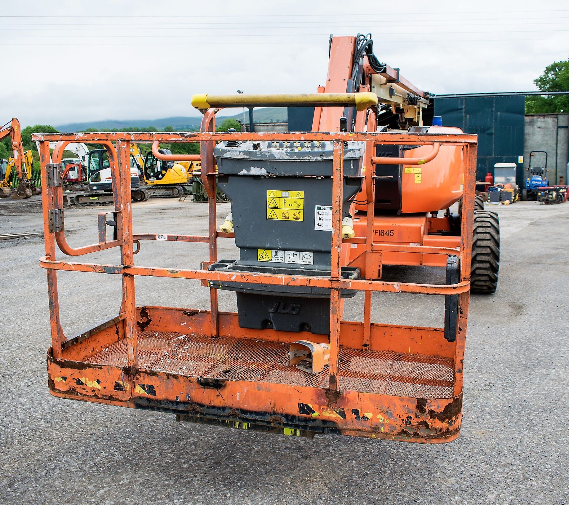 JLG 600AJ 60 ft diesel driven 4x4 articulated boom lift access platform Year: 2013 S/N: 179766 - Image 5 of 14