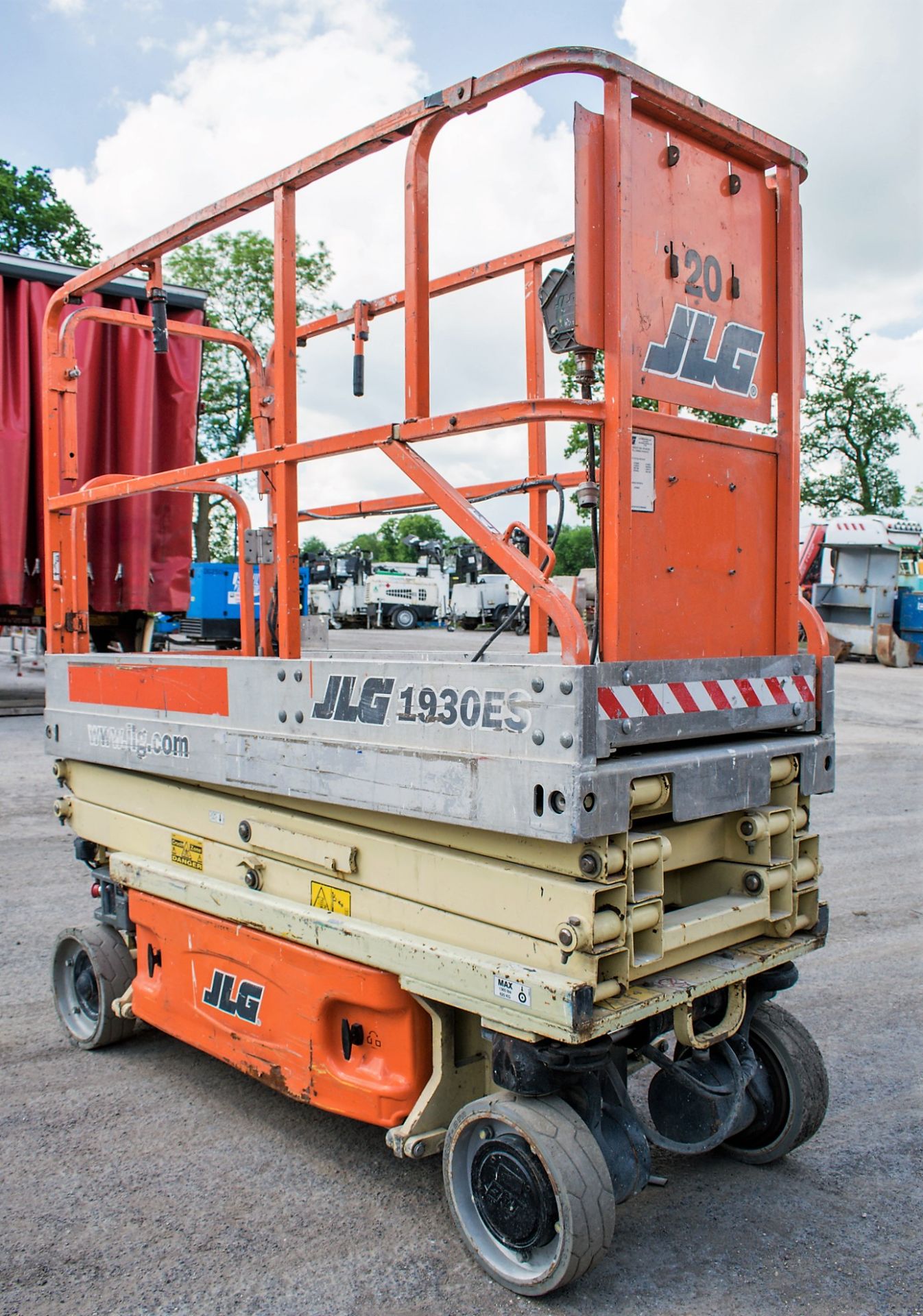 JLG 1930ES 19ft battery electric scissor lift access platform Year: 2003 S/N: 113766 Recorded hours: - Image 2 of 9