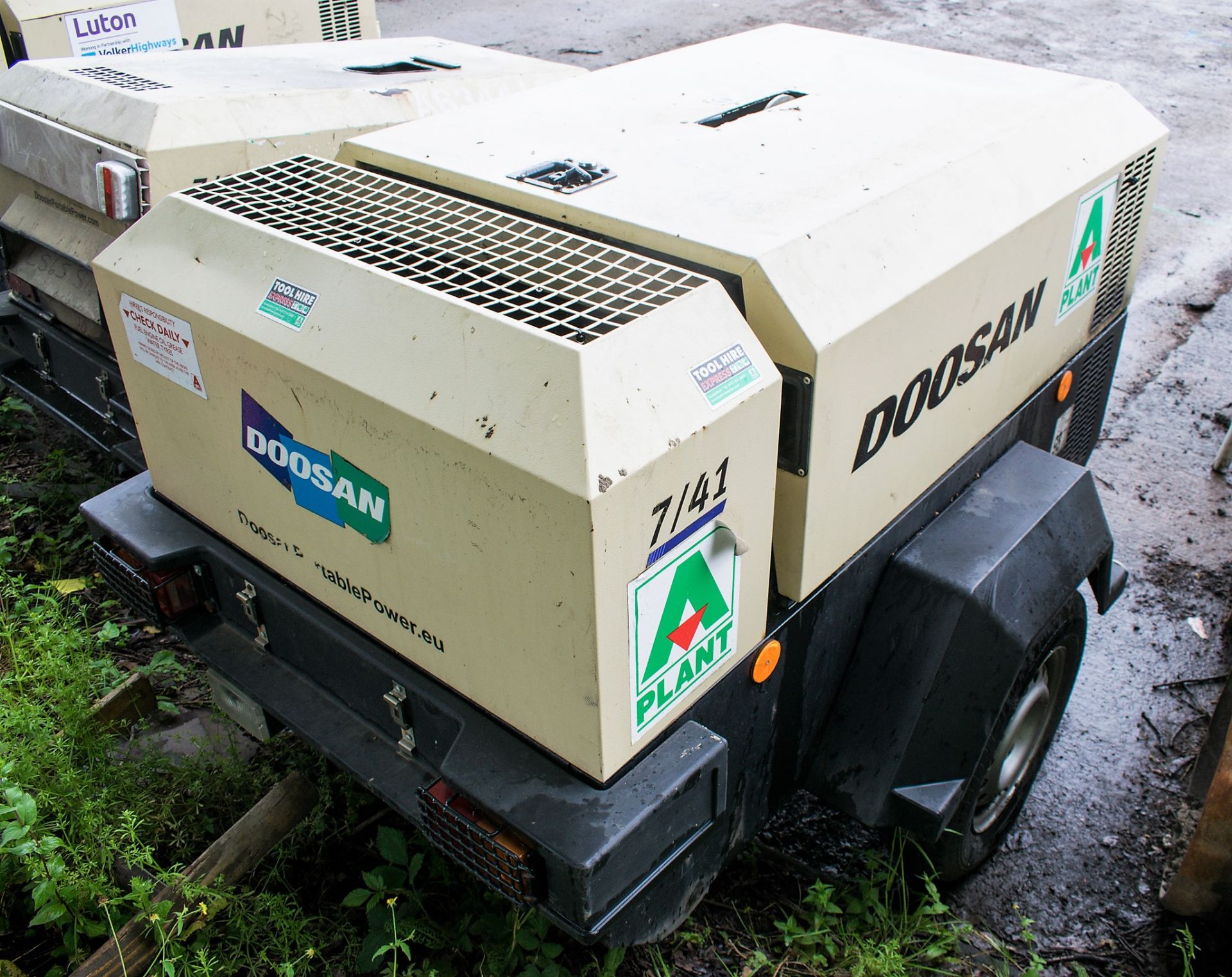 Doosan 7/41 diesel driven mobile air compressor Year: 2015 S/N: FY433727 Recorded Hours: 383 - Image 2 of 4