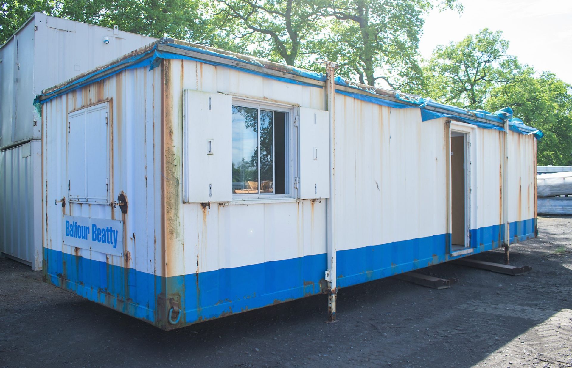 32 ft x 10 ft steel anti vandal jack leg office site unit BB34537 ** No external doors ** - Image 2 of 7