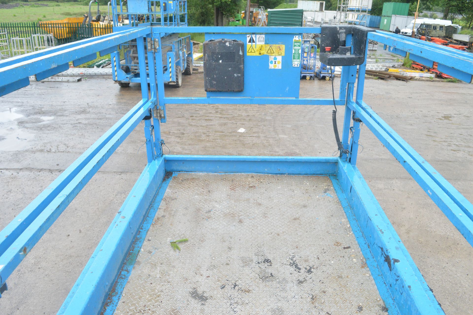 Genie GS4069 RT 4 wheel drive diesel driven scissor lift  Year: 2013 S/N:6912-456 Rec hours: 1621 - Image 8 of 10