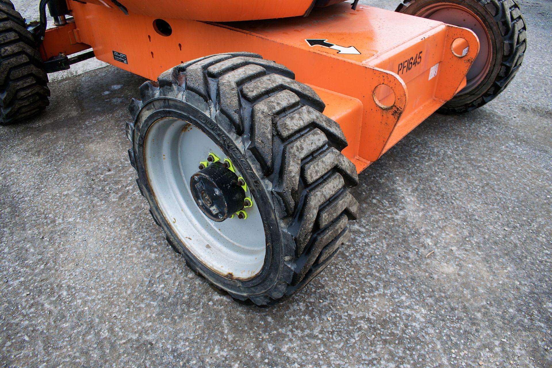 JLG 600AJ 60 ft diesel driven 4x4 articulated boom lift access platform Year: 2013 S/N: 179766 - Image 9 of 14