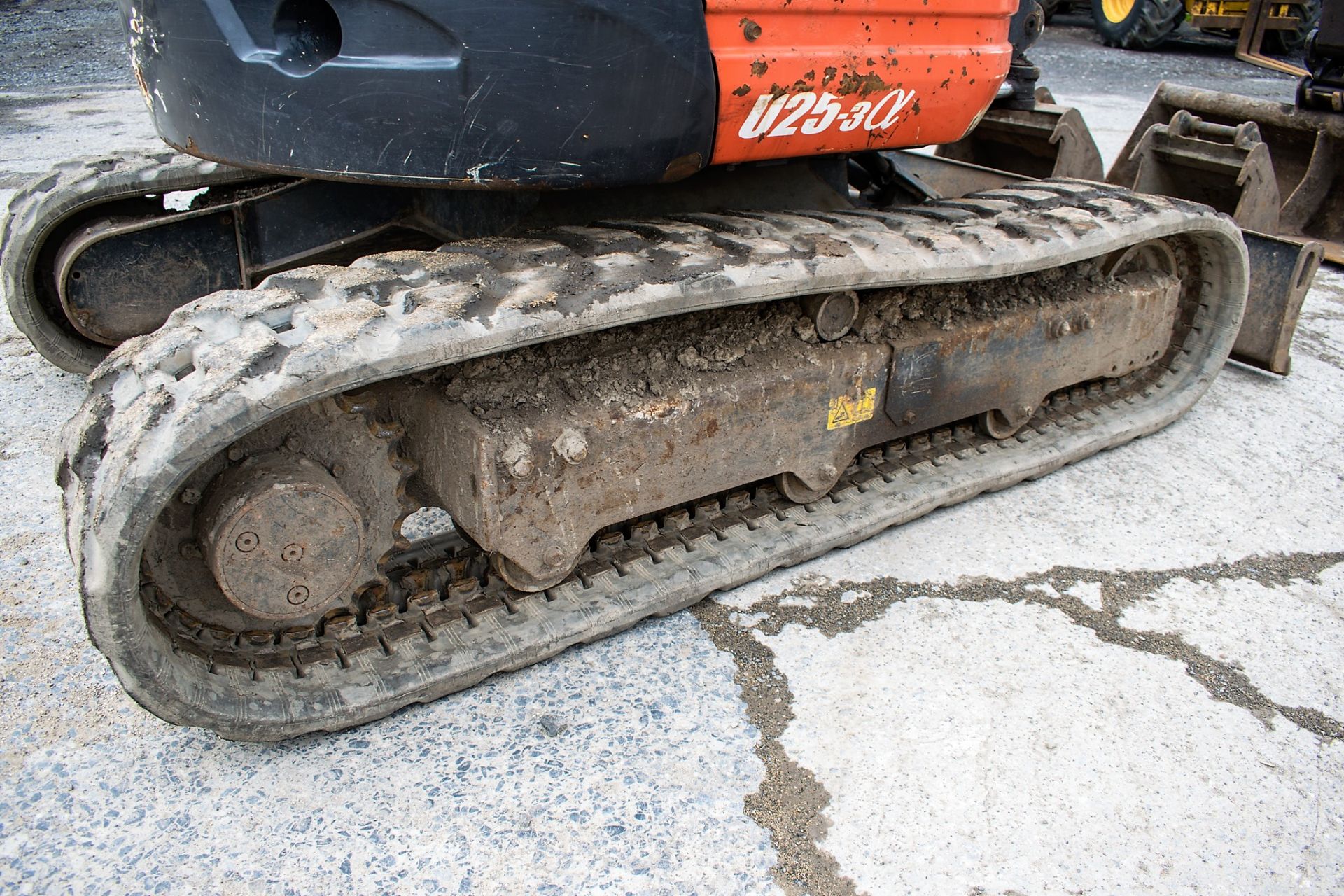 Kubota U25-3 2.5 tonne rubber tracked mini excavator Year: 2013 S/N: 25883 Recorded Hours: 2001 - Image 8 of 13