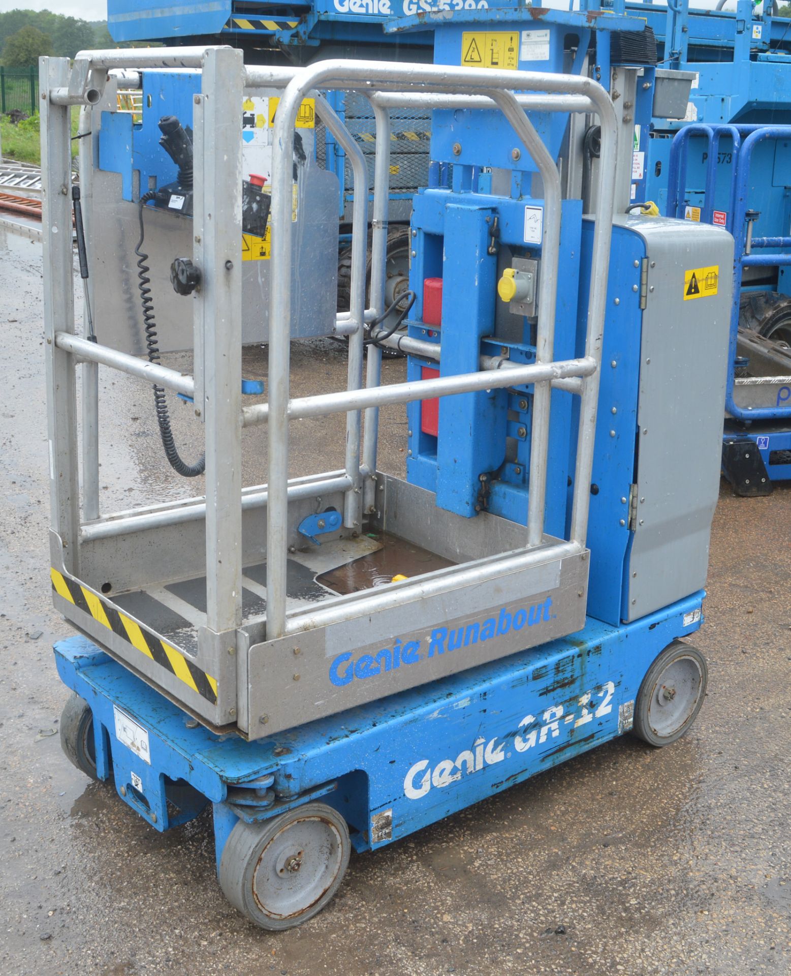 Genie Runabout GR-12 battery electric scissor lift  Year: 2013 S/N: 26579 A608642