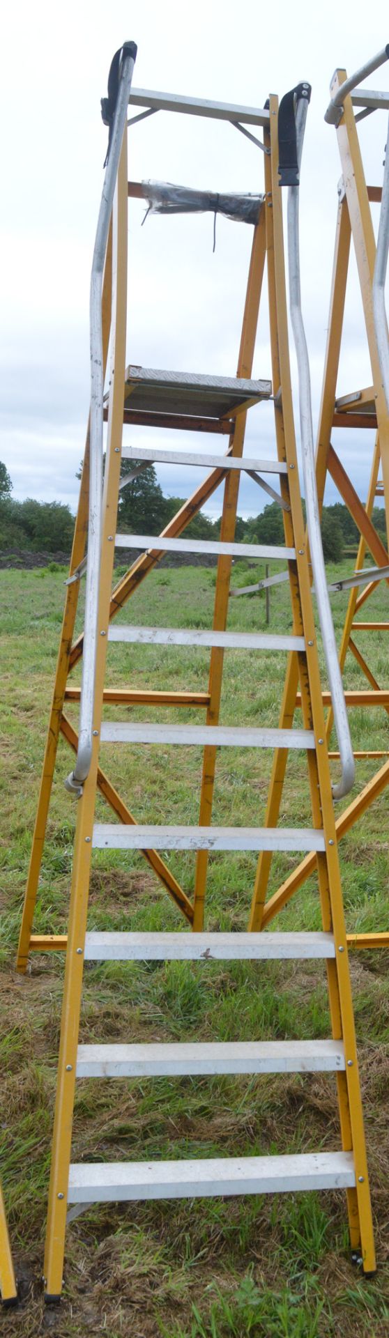 9 tread glass fibre framed step ladder E0011754