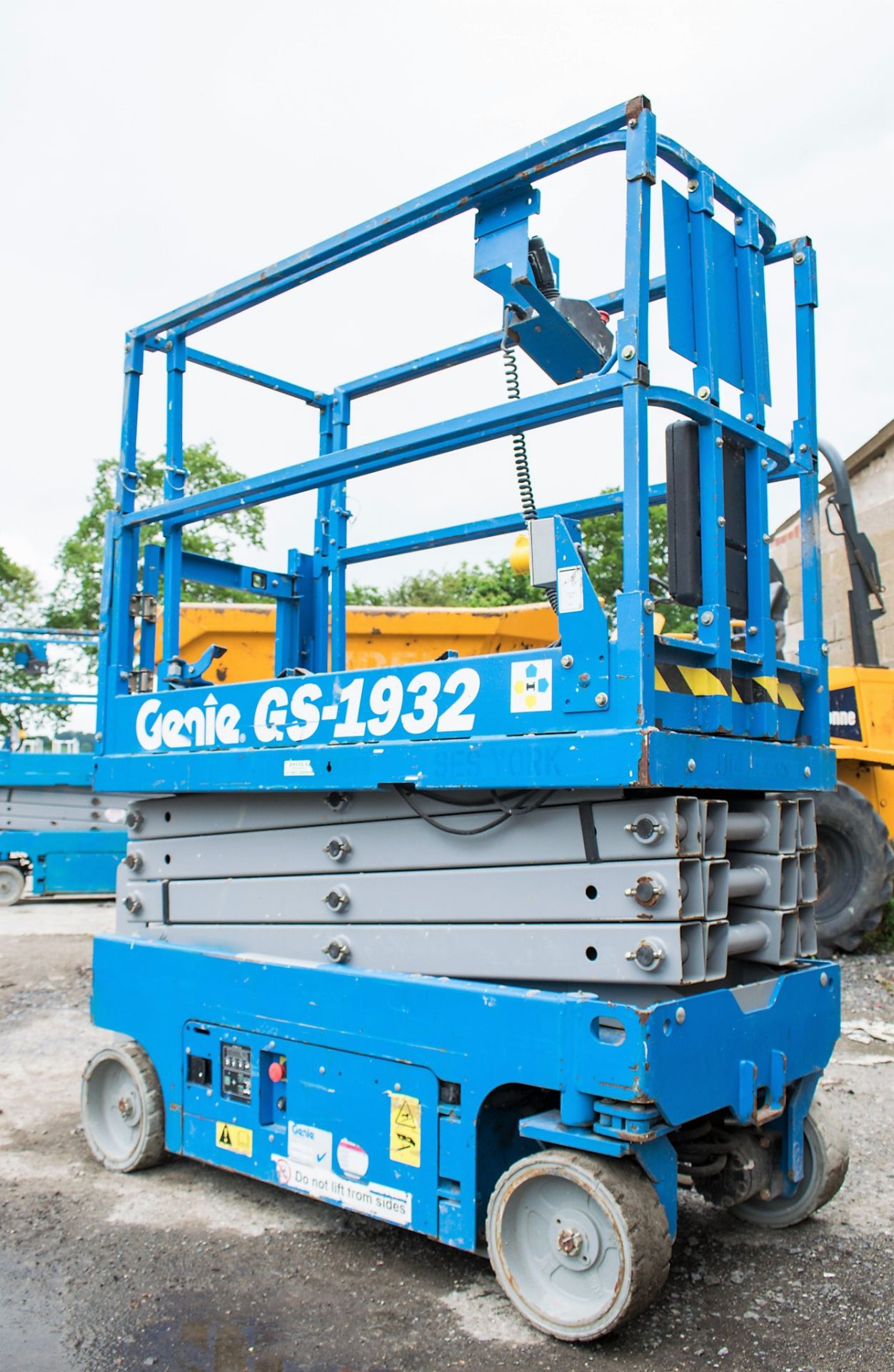 Genie GS 1932 19 ft battery electirc scissor lift access platform Year: 2014 S/N: 13956 Recorded - Image 2 of 9