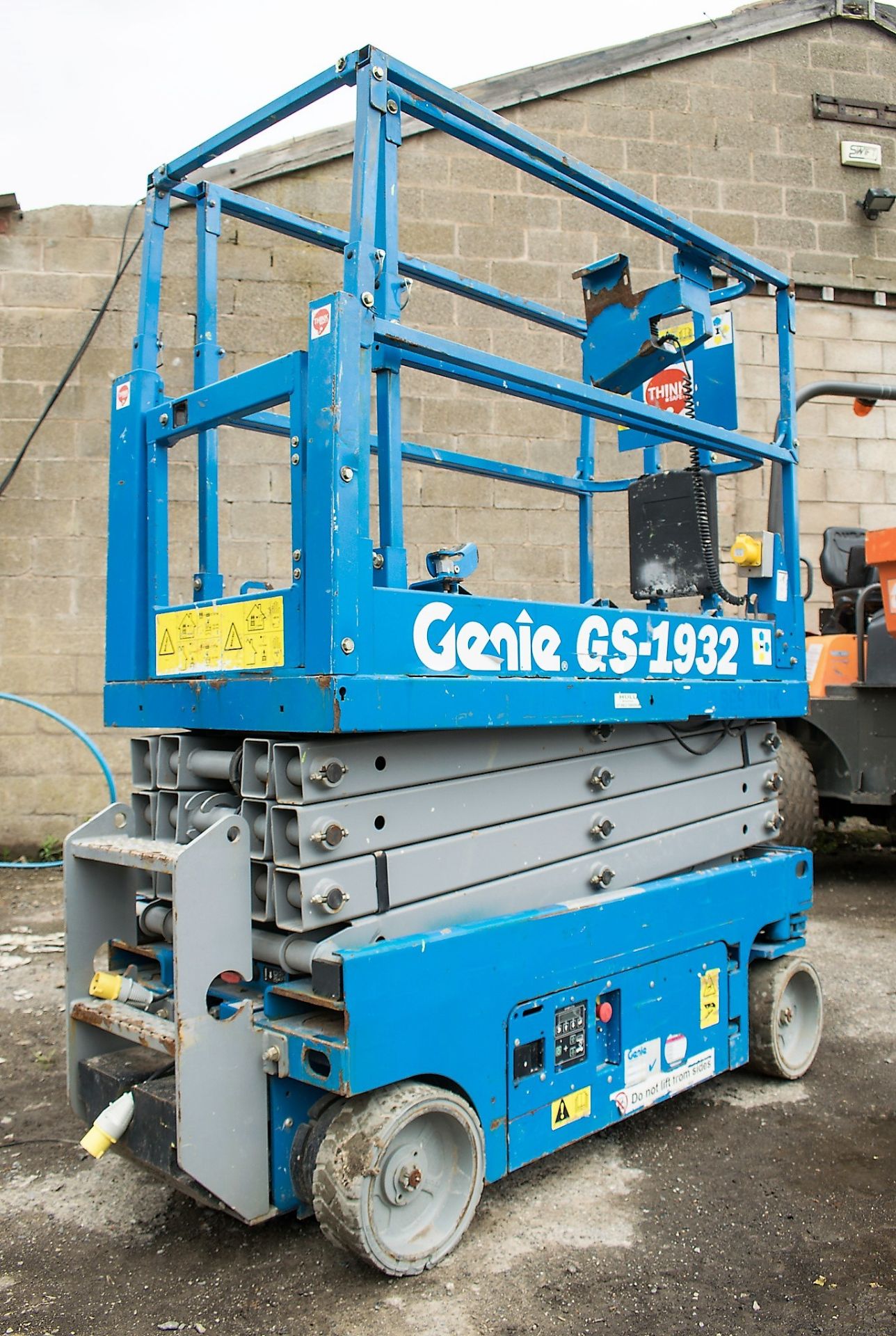 Genie GS 1932 19 ft battery electirc scissor lift access platform Year: 2014 S/N: 13956 Recorded