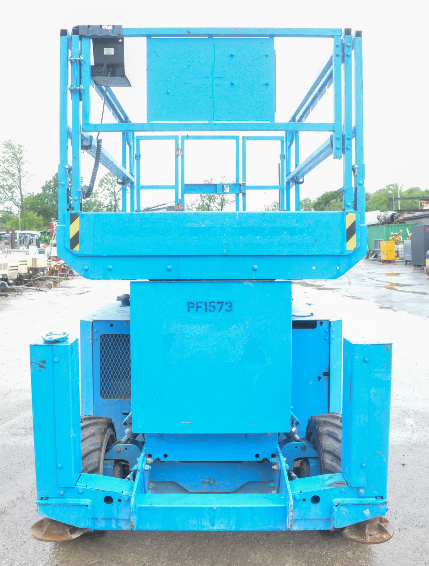 Genie GS4069 RT 4 wheel drive diesel driven scissor lift  Year: 2013 S/N:6912-456 Rec hours: 1621 - Image 5 of 10