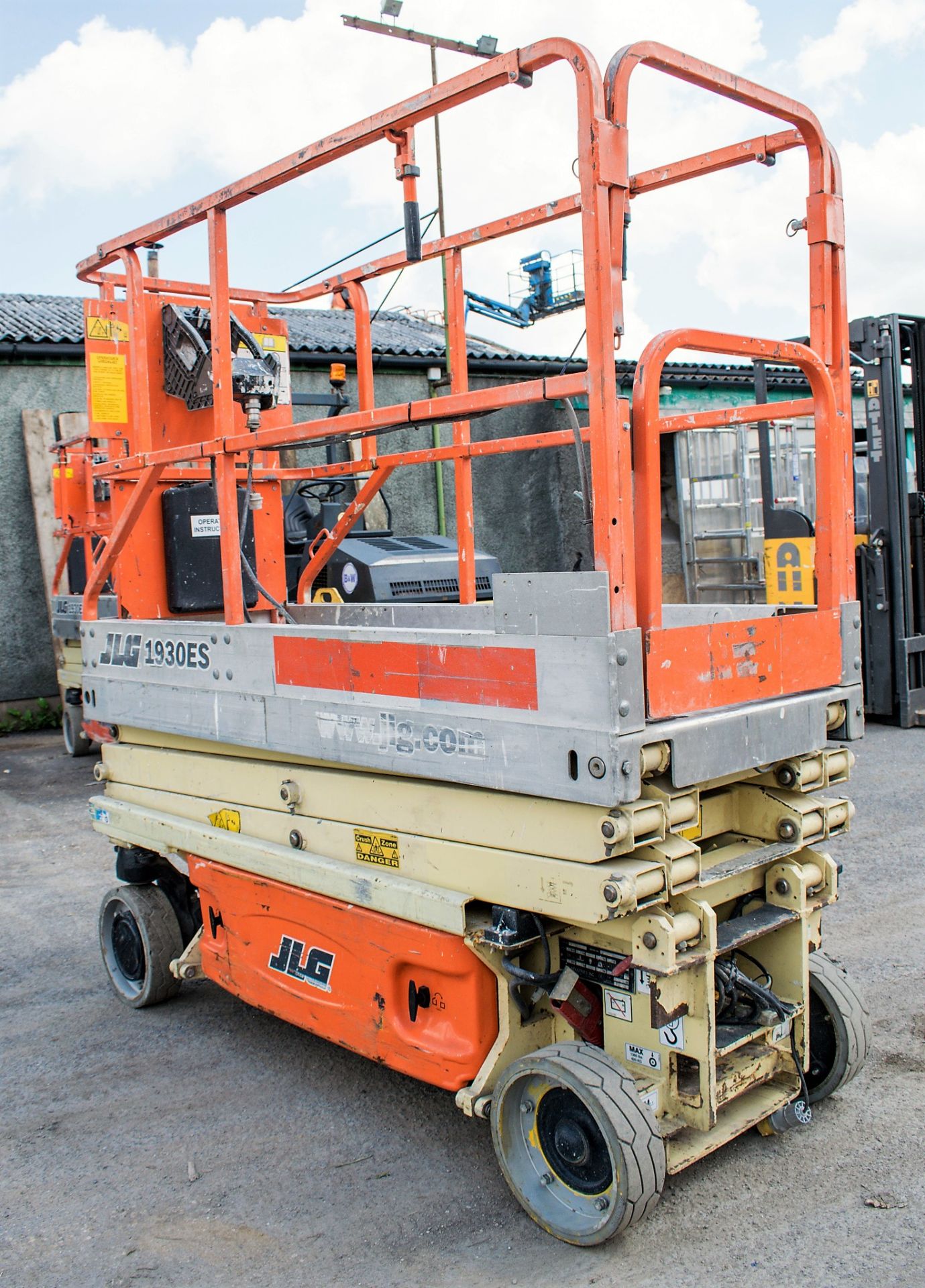 JLG 1930ES 19ft battery electric scissor lift access platform Year: 2003 S/N: 113766 Recorded hours: - Image 4 of 9