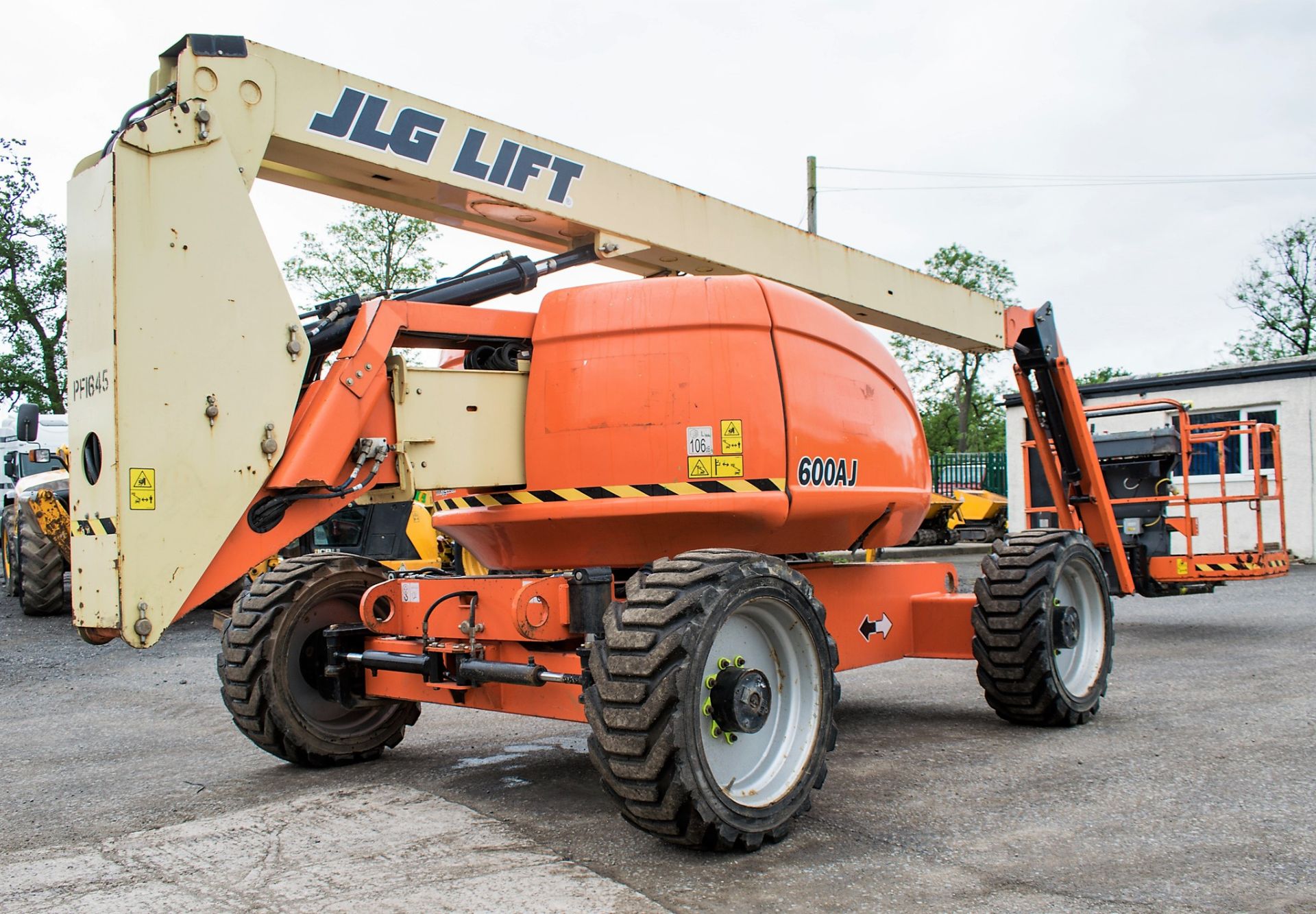 JLG 600AJ 60 ft diesel driven 4x4 articulated boom lift access platform Year: 2013 S/N: 179766 - Image 4 of 14