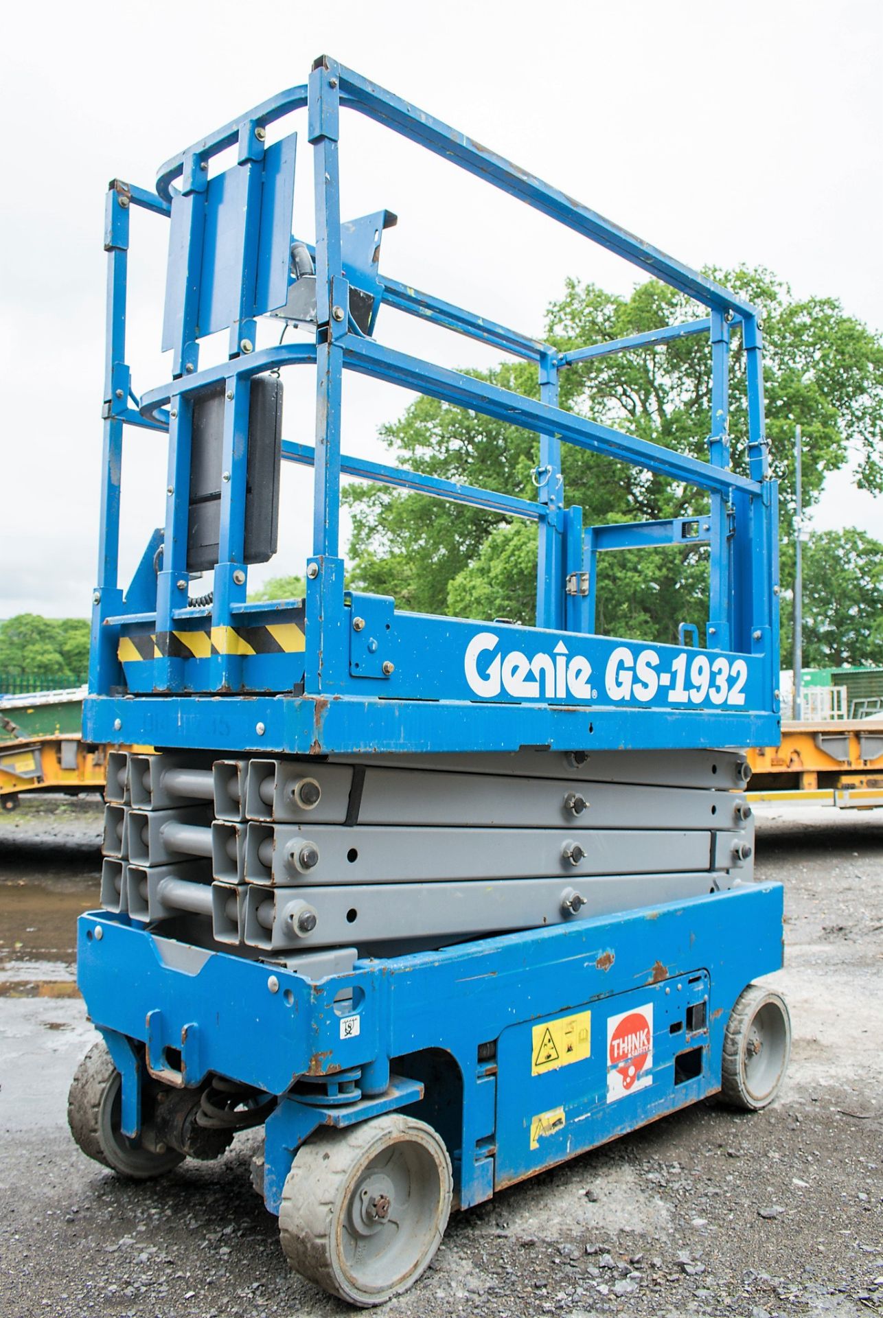 Genie GS 1932 19 ft battery electirc scissor lift access platform Year: 2014 S/N: 13956 Recorded - Image 3 of 9