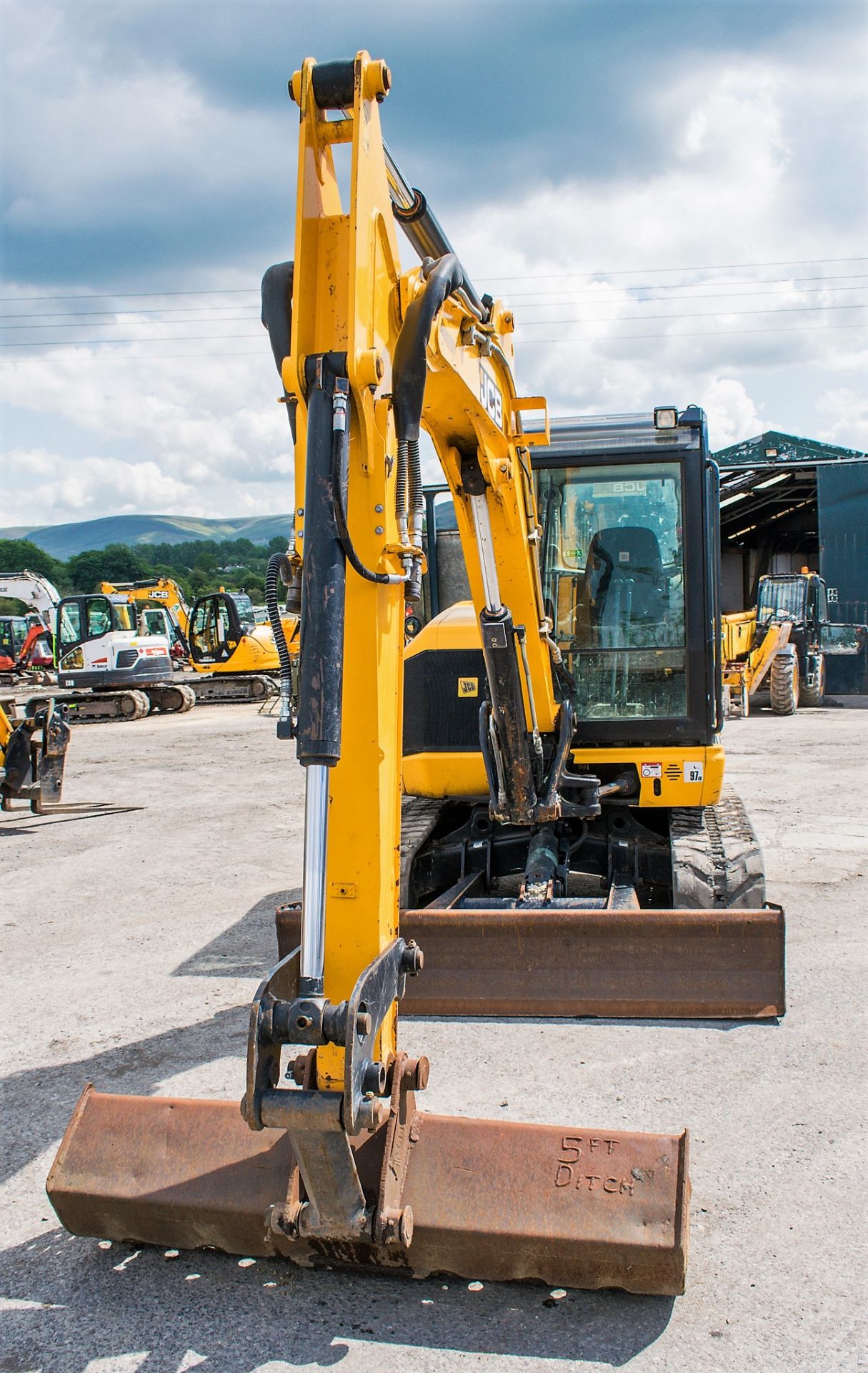 JCB 65 R-1 6.5 tonne rubber tracked excavator Year: 2015 S/N: 1913919 Recorded Hours: 1887 blade, - Image 5 of 12