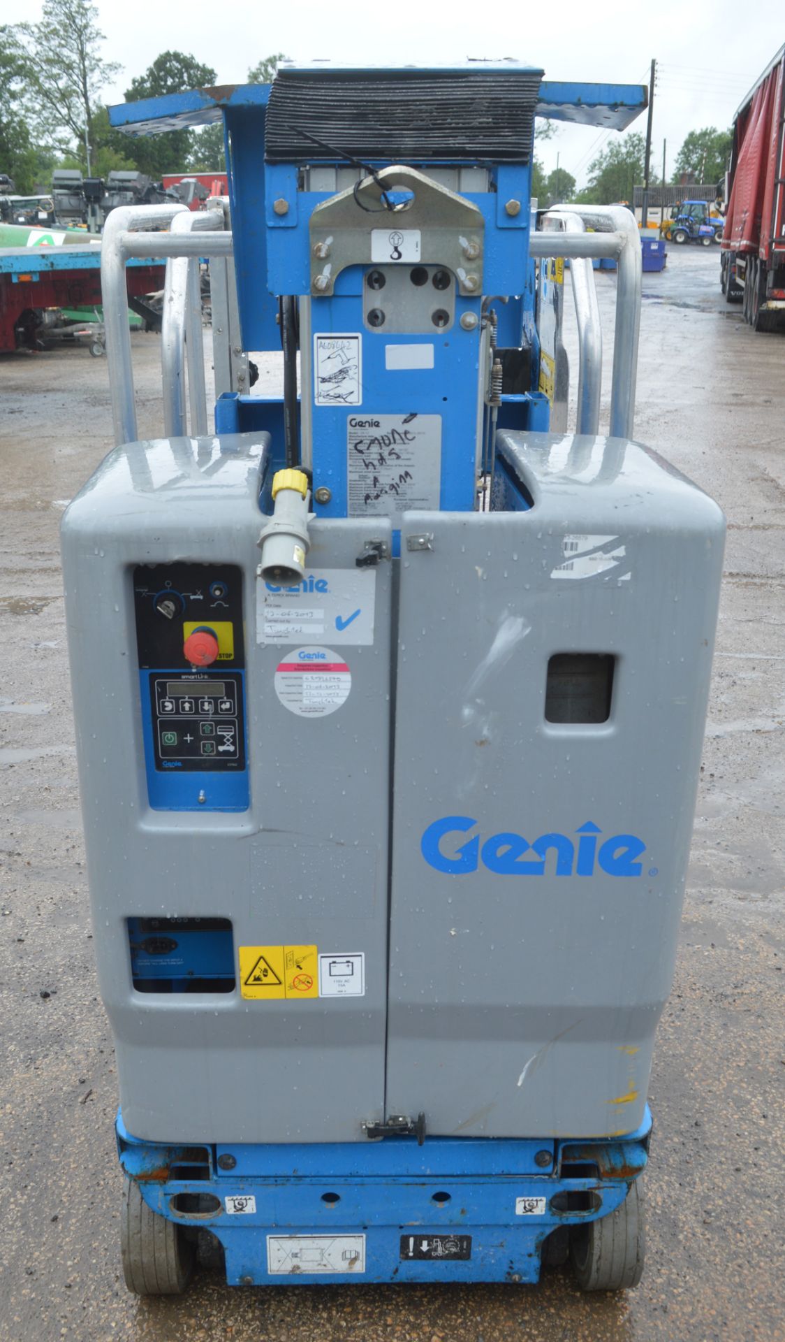 Genie Runabout GR-12 battery electric scissor lift  Year: 2013 S/N: 26579 A608642 - Image 3 of 9