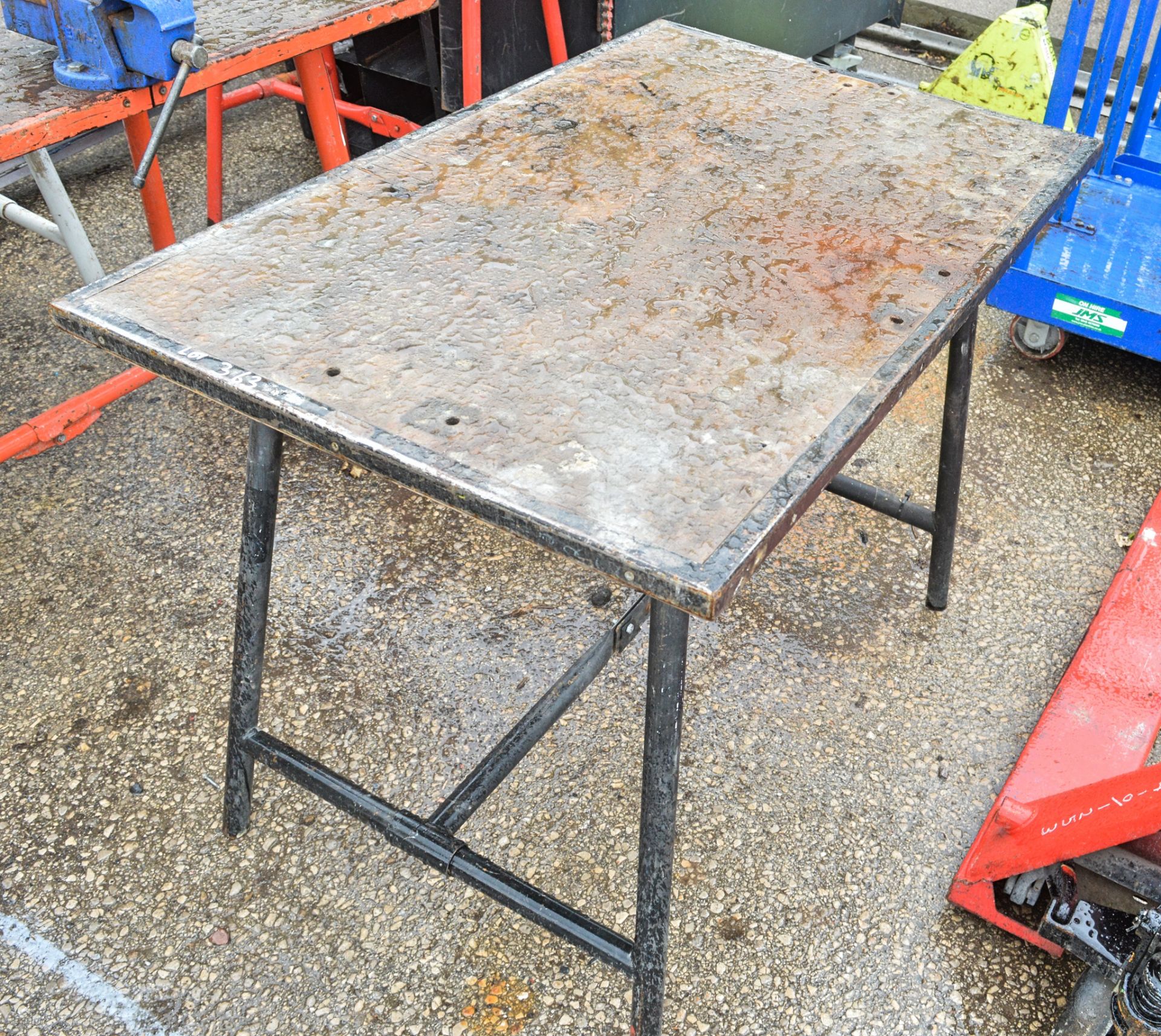 Collapsible steel work bench