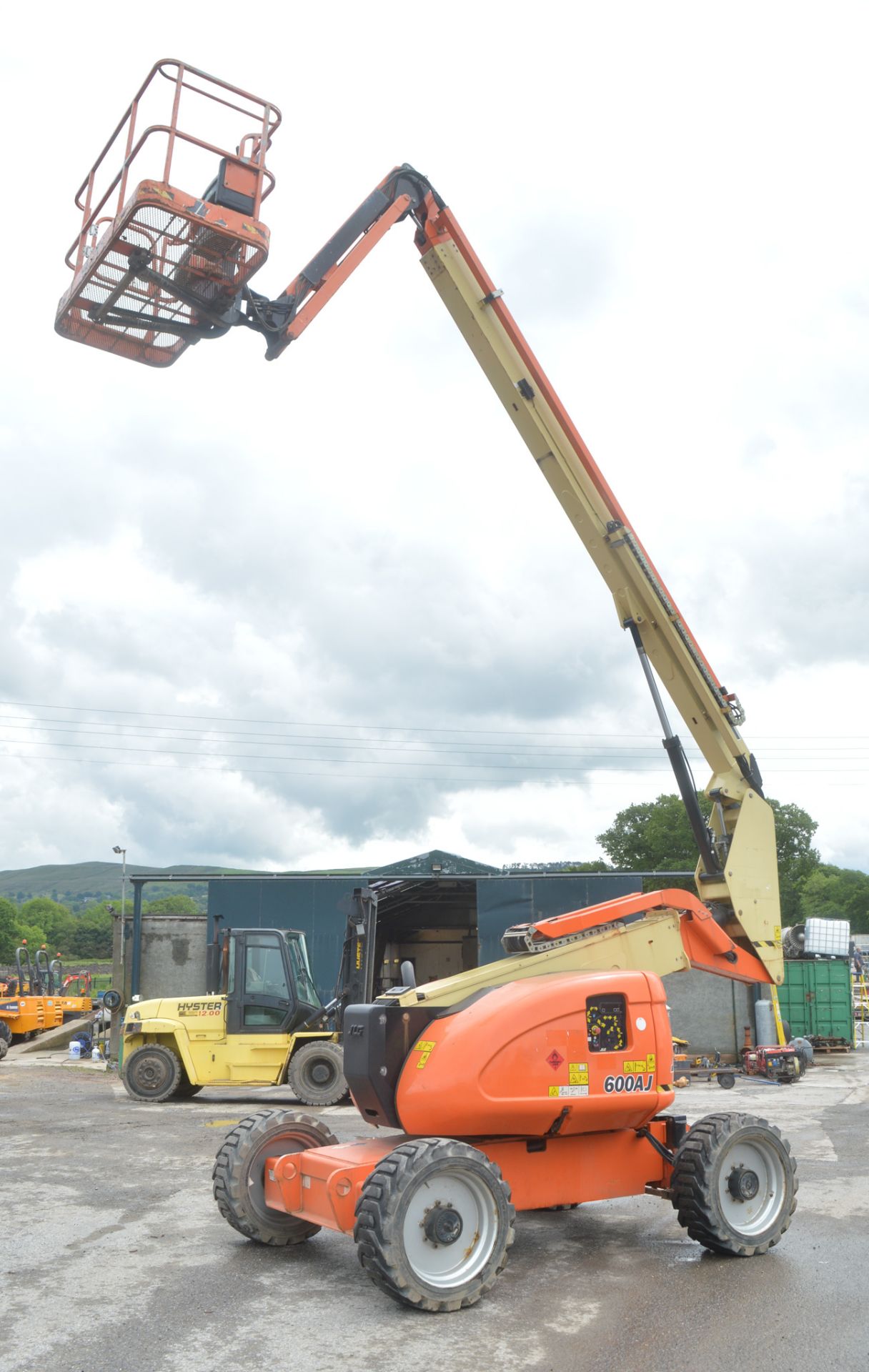 JLG 600AJ 60 ft diesel driven 4x4 articulated boom lift access platform Year: 2012 S/N: 162379 - Image 7 of 10