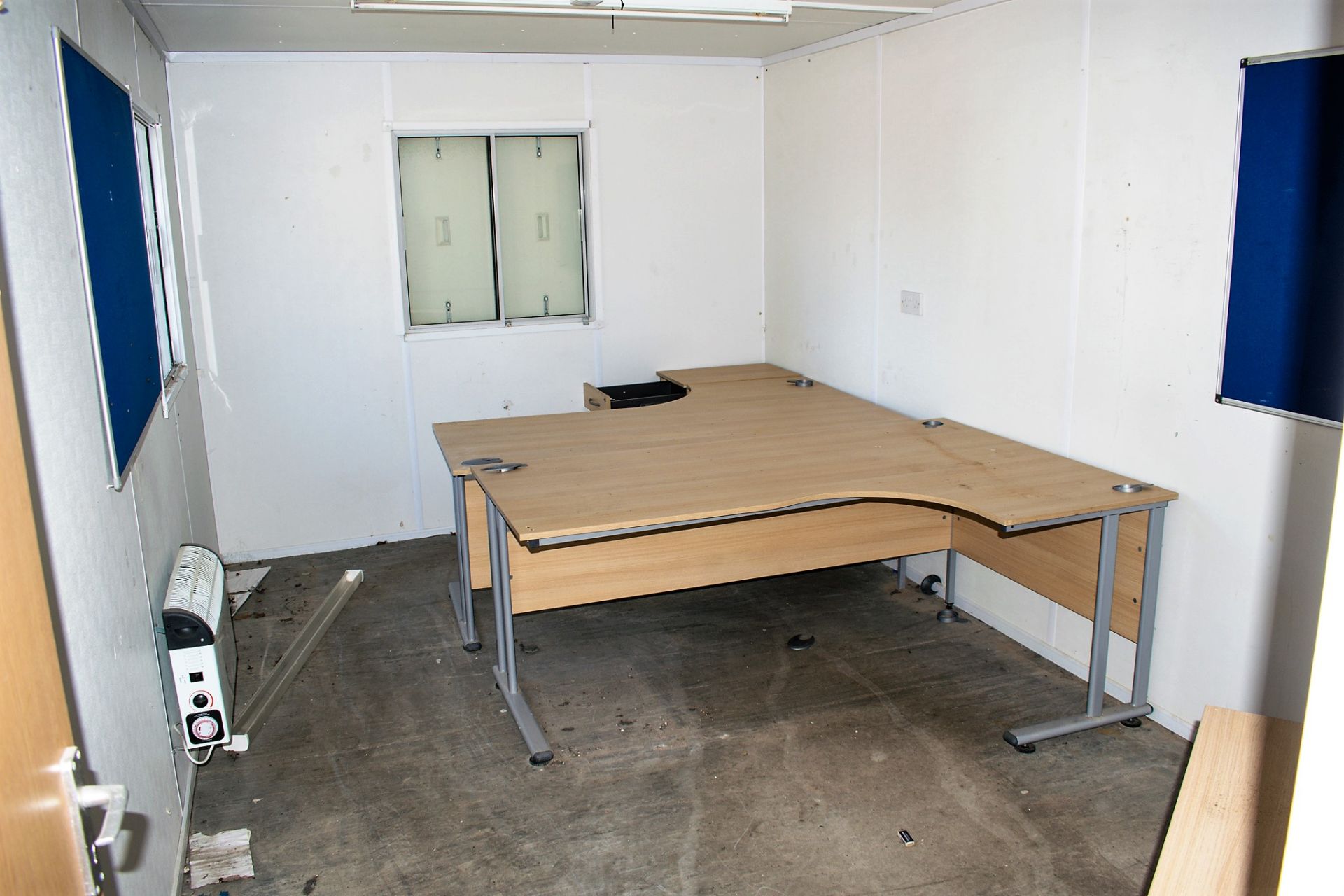 32 ft x 10 ft steel anti vandal jack leg office site unit BB34537 ** No external doors ** - Image 6 of 7