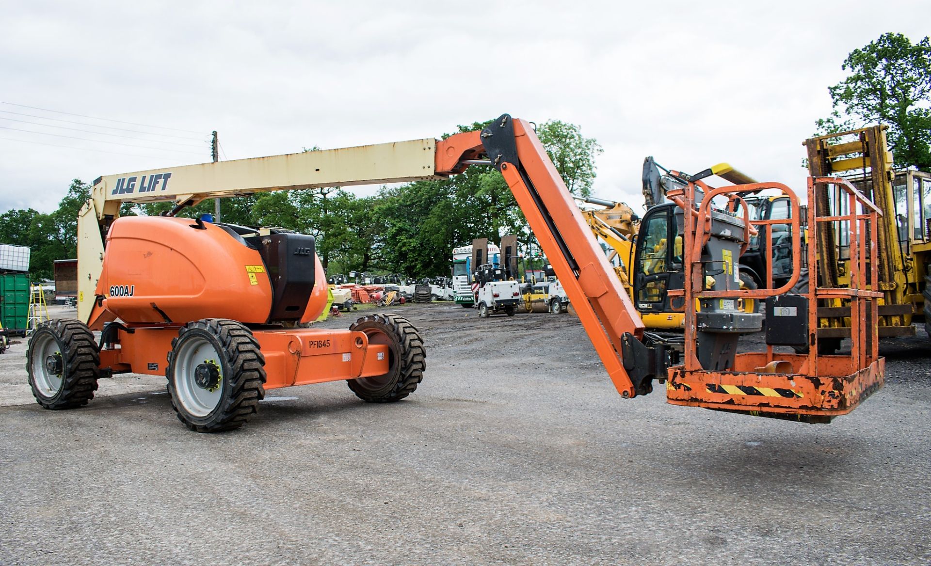 JLG 600AJ 60 ft diesel driven 4x4 articulated boom lift access platform Year: 2013 S/N: 179766 - Image 2 of 14