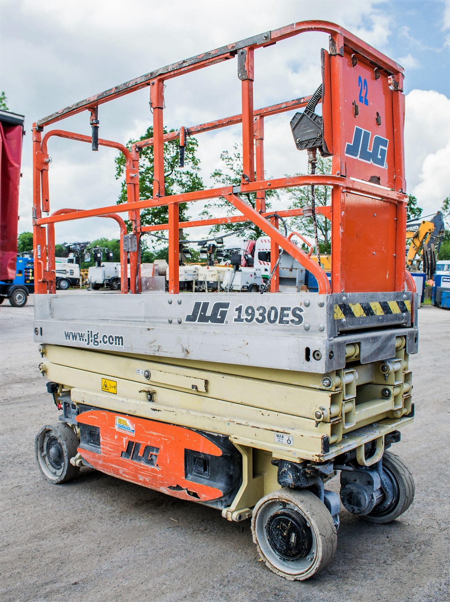 JLG 1930ES 19ft battery electric scissor lift access platform Year: 2004 S/N: 2893 Recorded hours: - Image 4 of 9