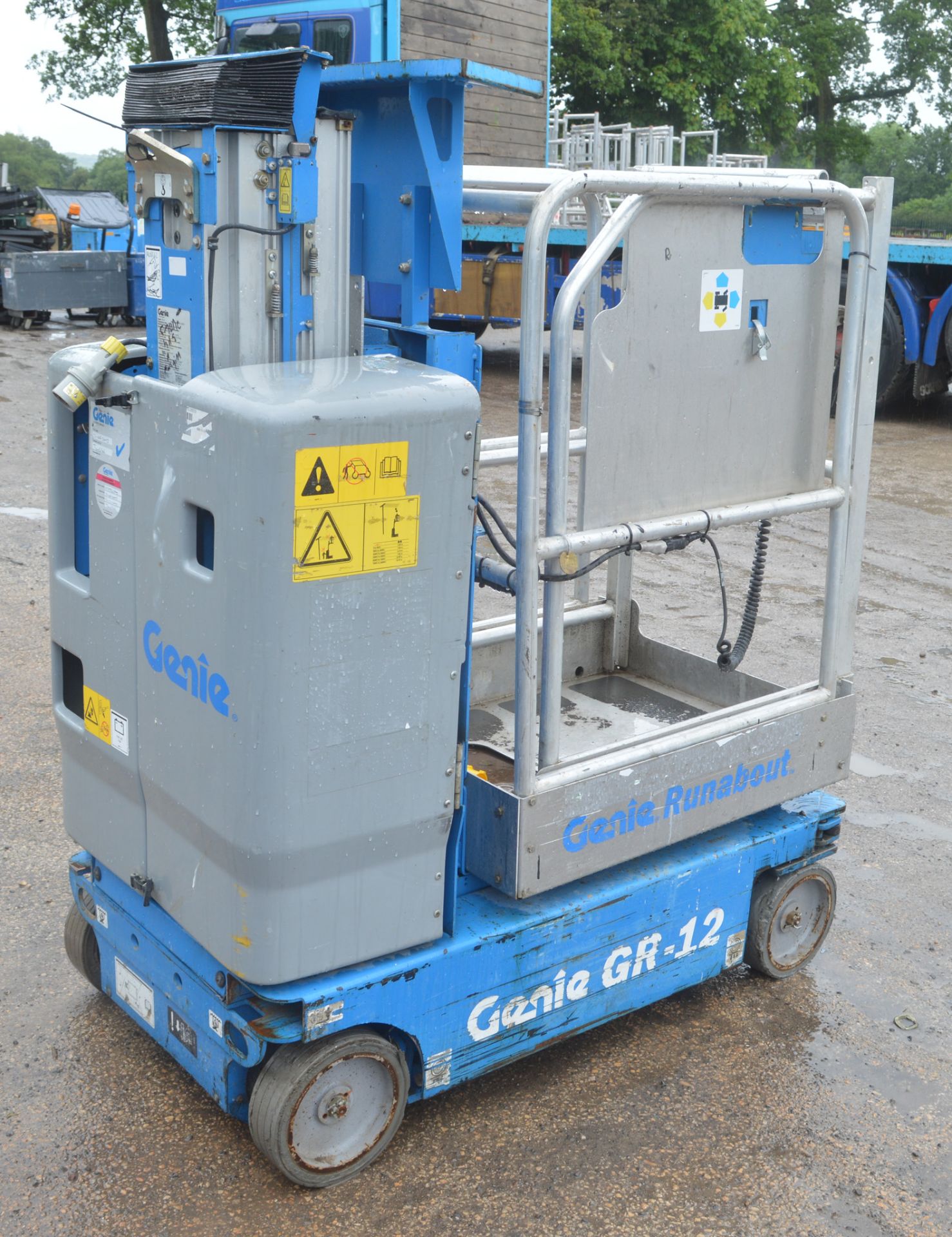 Genie Runabout GR-12 battery electric scissor lift  Year: 2013 S/N: 26579 A608642 - Image 4 of 9