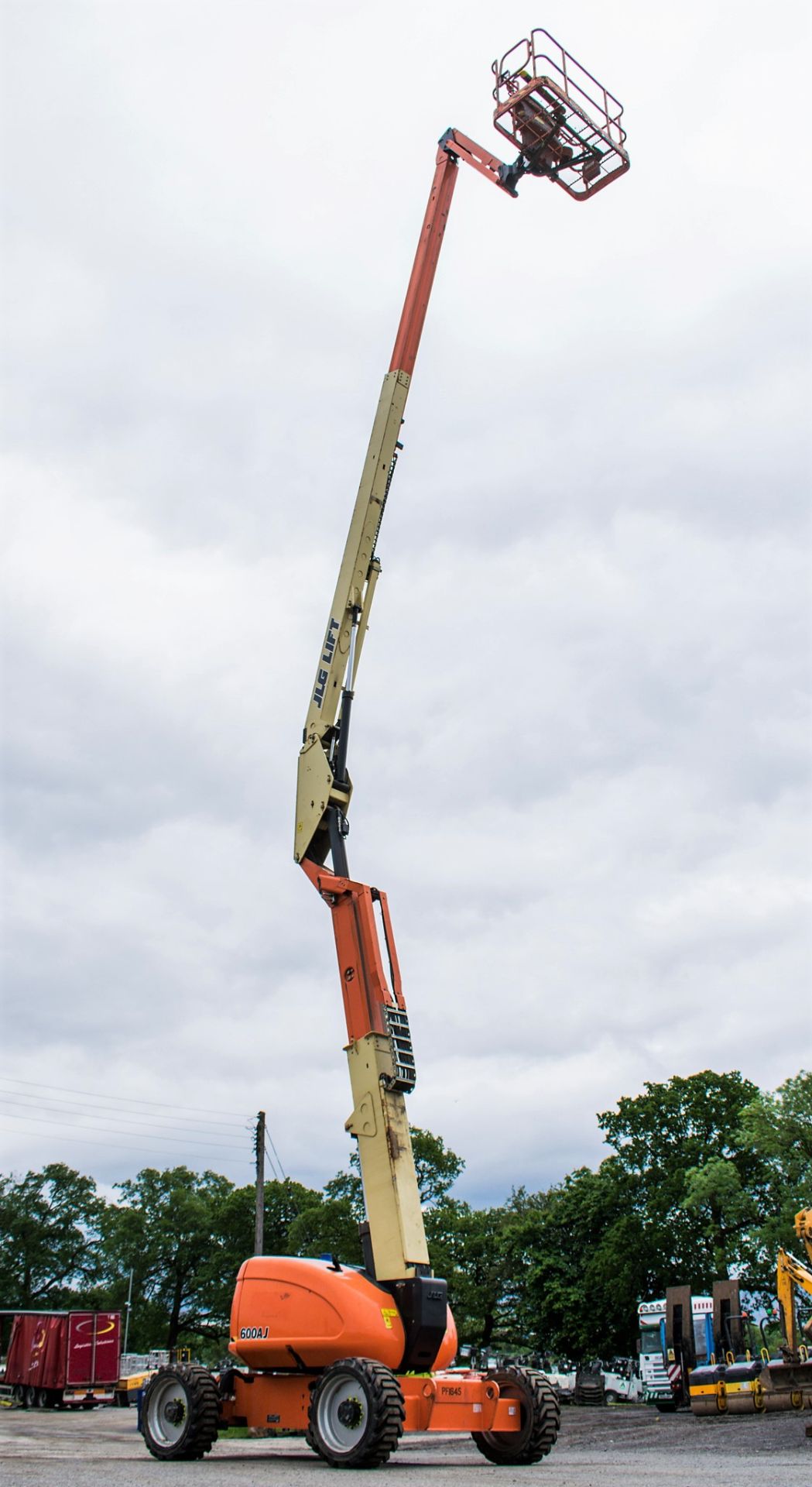 JLG 600AJ 60 ft diesel driven 4x4 articulated boom lift access platform Year: 2013 S/N: 179766 - Image 13 of 14