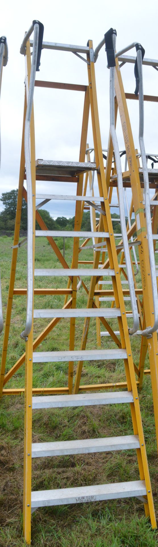 9 tread glass fibre framed step ladder E0009746 - Image 2 of 2