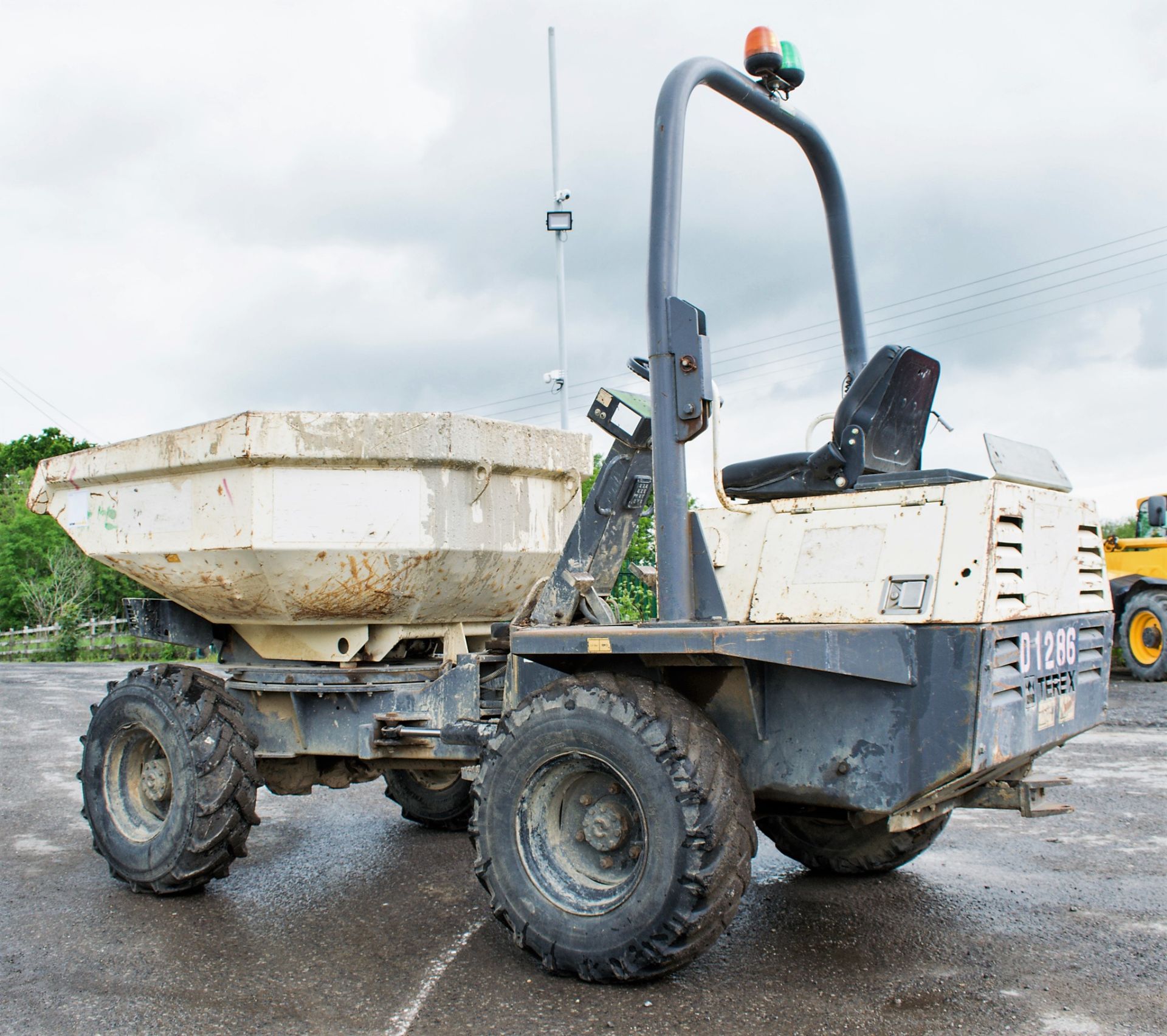 Terex 3 tonne swivel skip dumper Year: 2006 S/N: E603FS098 Recorded Hours: 3494 D1286 - Image 3 of 15