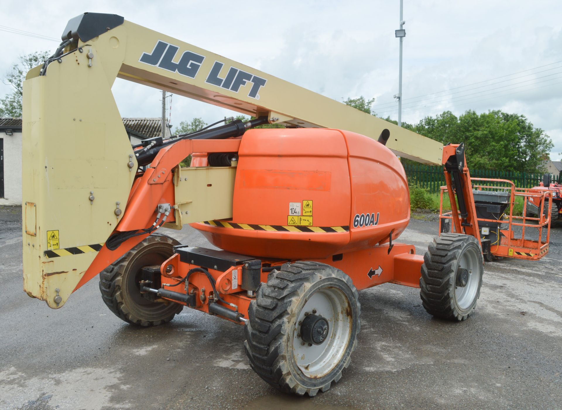 JLG 600AJ 60 ft diesel driven 4x4 articulated boom lift access platform Year: 2012 S/N: 162379 - Image 3 of 10