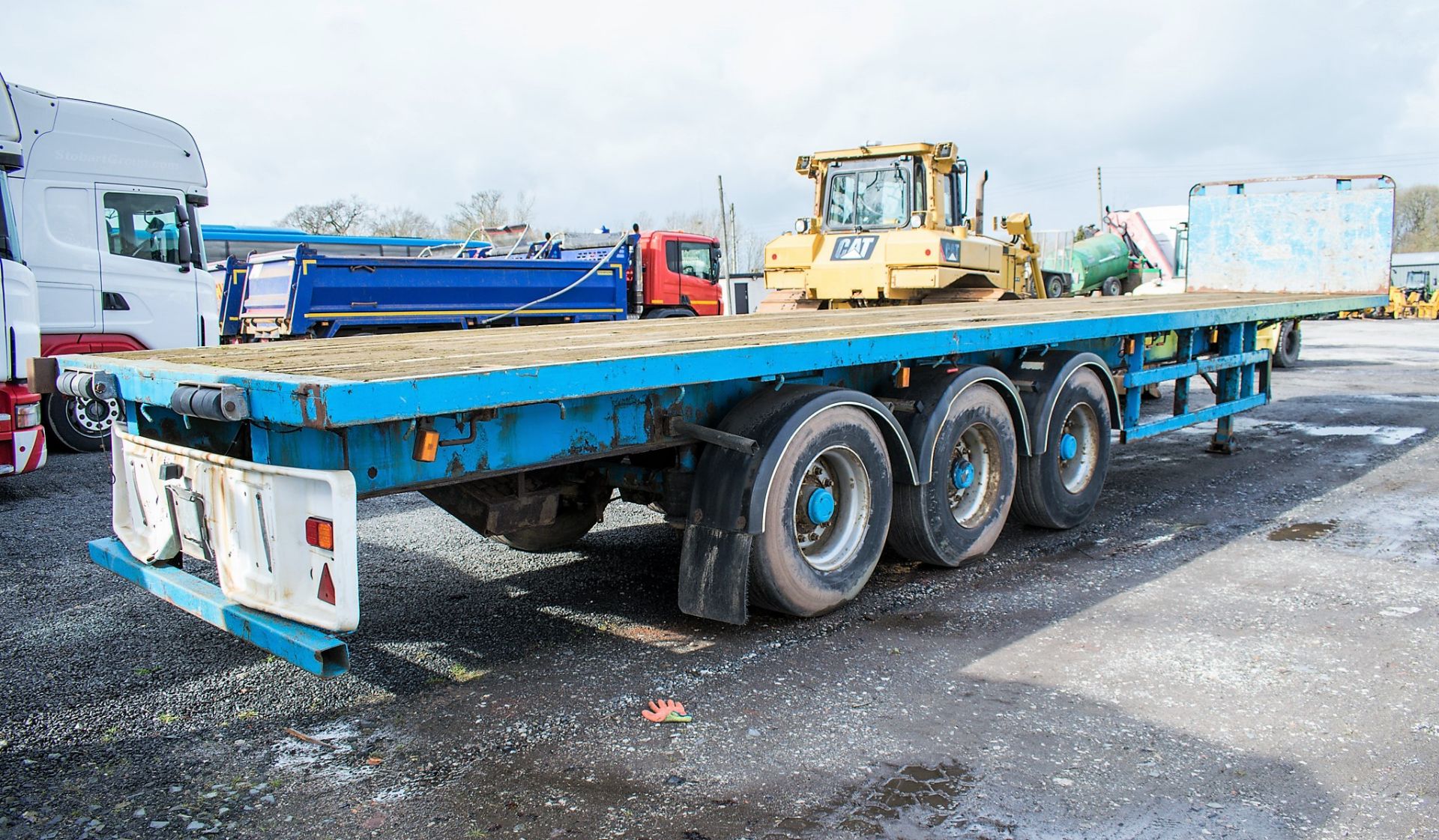 GT Fruehauf 13.6 metre tri axle flat bed trailer Year: 2002 S/N: SFRSBPSA32W602905 Registration - Image 2 of 5