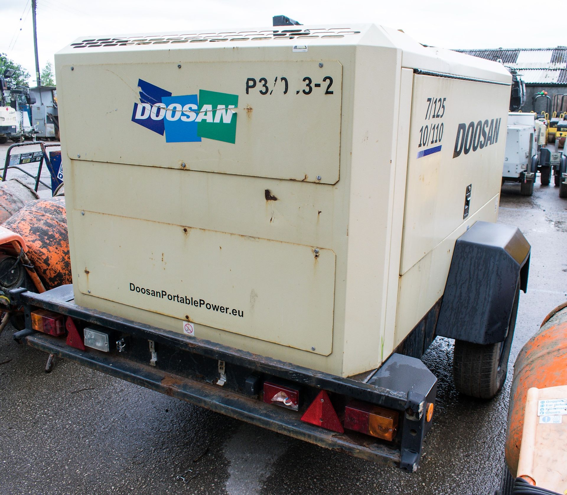 Doosan 7/125 10/110 diesel driven 4 tool mobile air compressor Year: 2014 S/N: EY660024 Recorded - Image 2 of 5