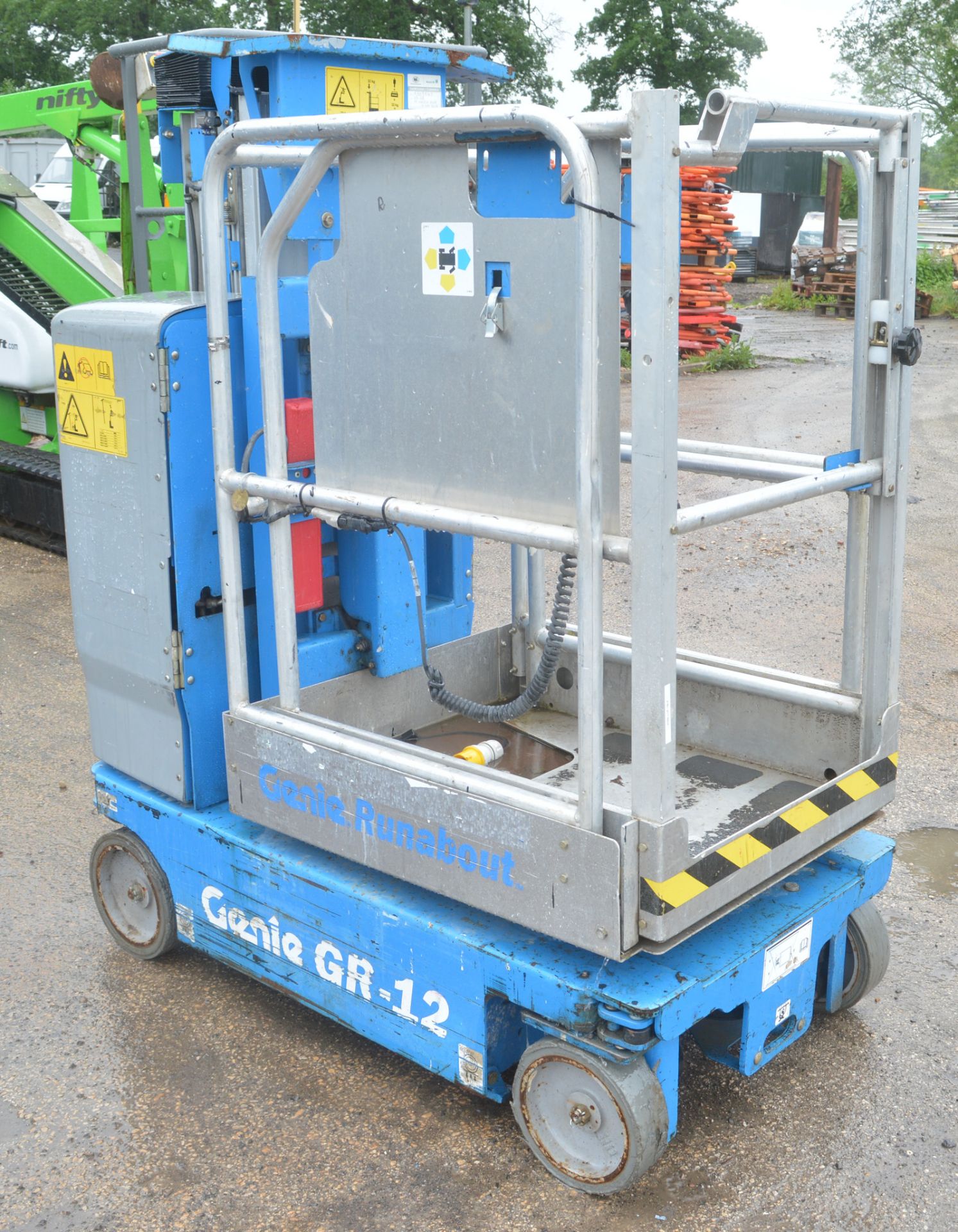 Genie Runabout GR-12 battery electric scissor lift  Year: 2013 S/N: 26579 A608642 - Image 5 of 9