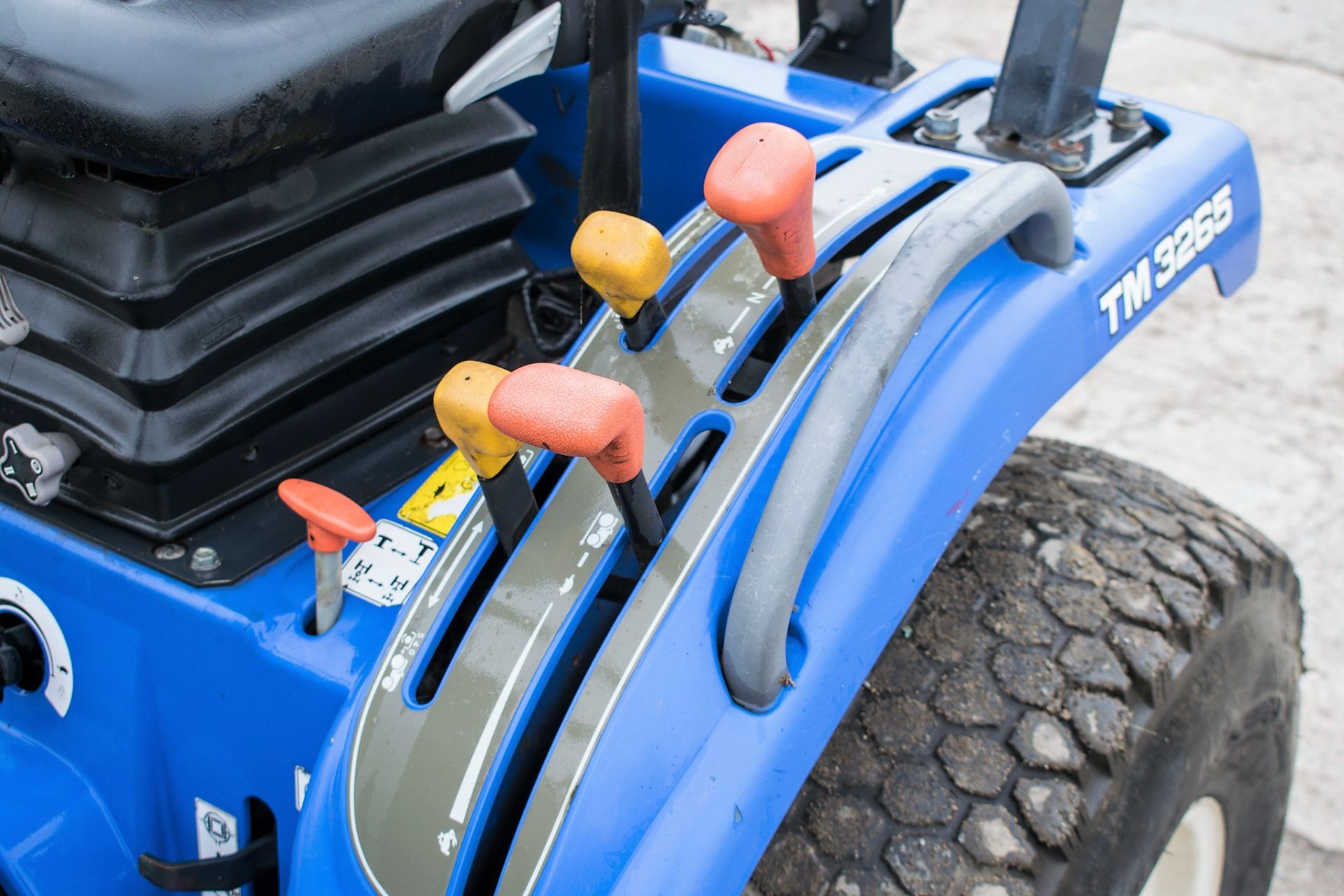 Iseki Hydro TM3265 4WD compact tractor Year: 2012 S/N: 000770 Recorded Hours: 2709 c/w Iseki SRM54 - Image 8 of 13