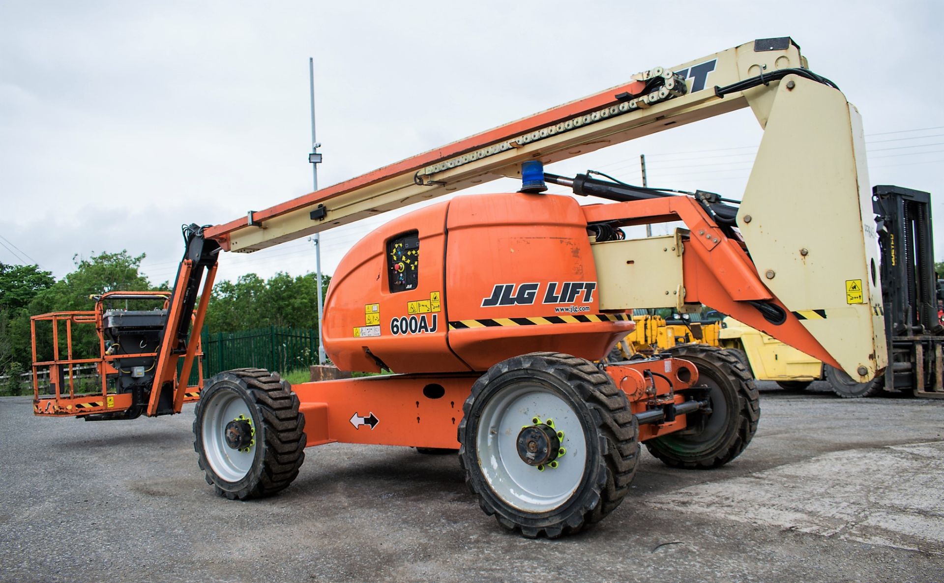 JLG 600AJ 60 ft diesel driven 4x4 articulated boom lift access platform Year: 2013 S/N: 179766 - Image 3 of 14