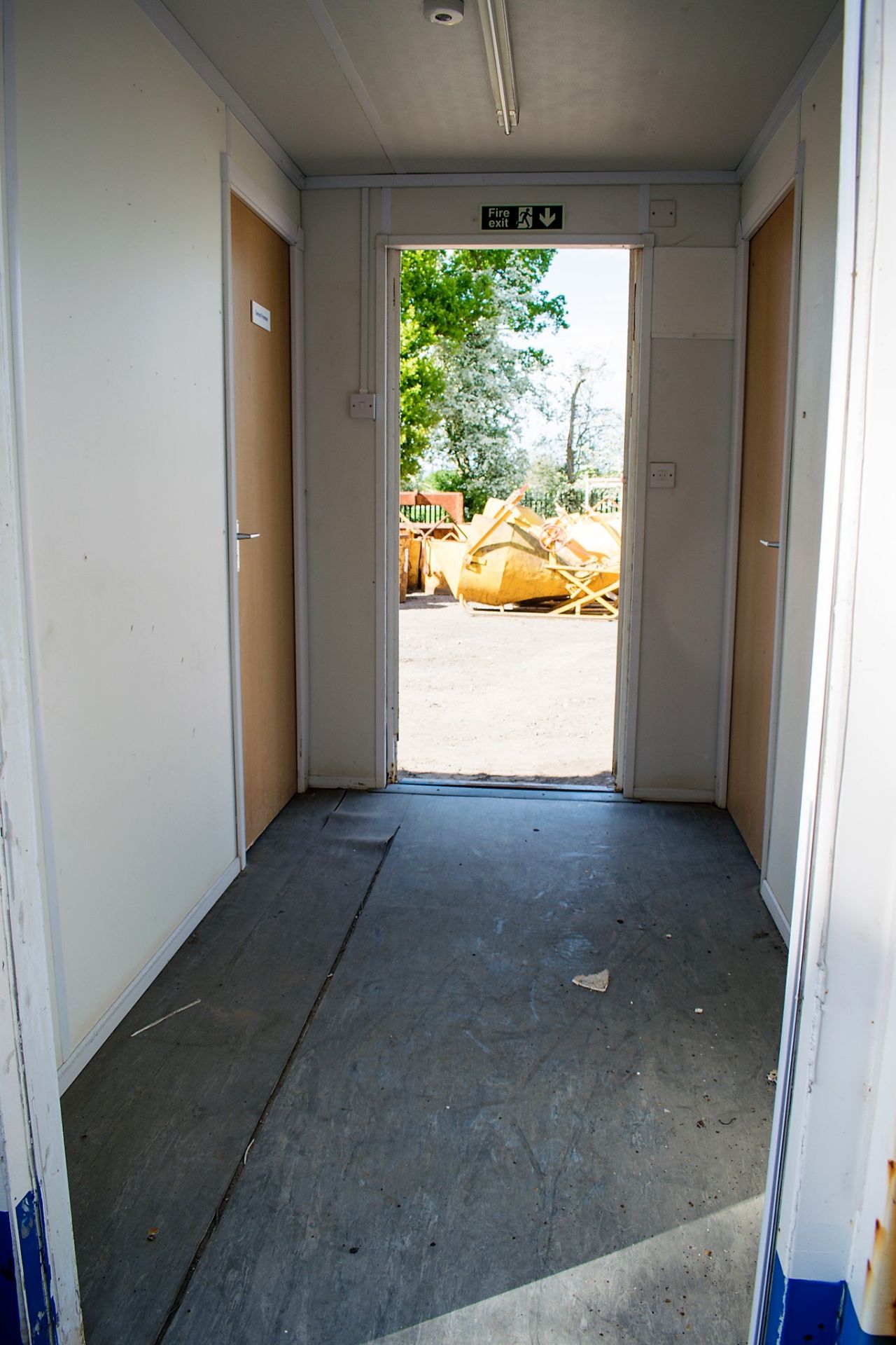 32 ft x 10 ft steel anti vandal jack leg office site unit BB34537 ** No external doors ** - Image 5 of 7