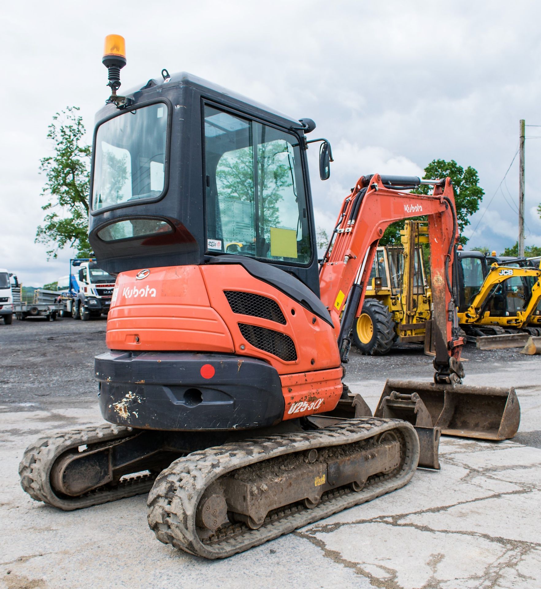 Kubota U25-3 2.5 tonne rubber tracked mini excavator Year: 2013 S/N: 25883 Recorded Hours: 2001 - Image 4 of 13