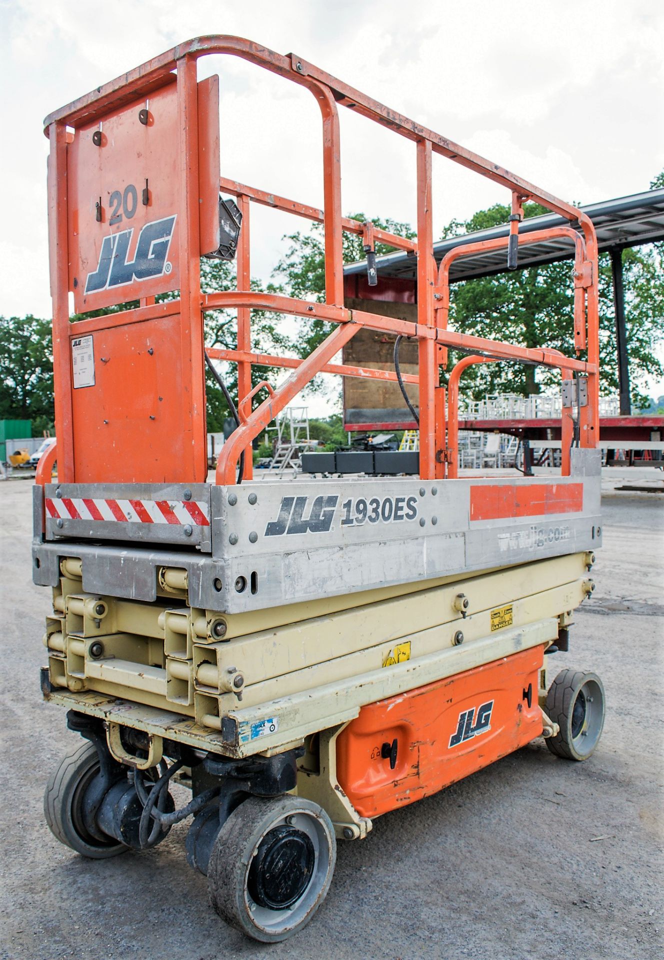 JLG 1930ES 19ft battery electric scissor lift access platform Year: 2003 S/N: 113766 Recorded hours: - Image 3 of 9