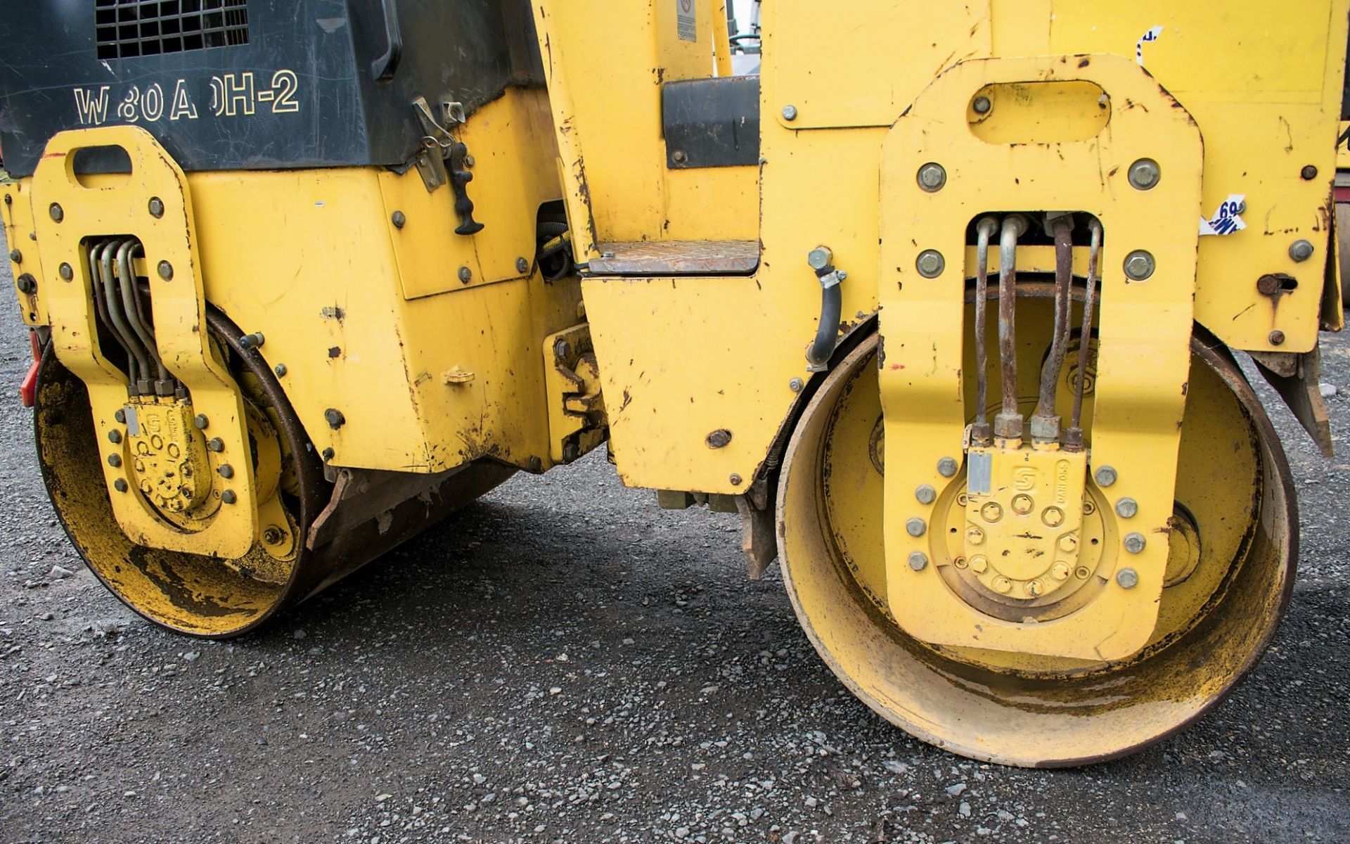 Bomag BW80 ADH-2 double drum ride on roller Year: 2007 S/N: 26897 Recorded Hours: 937 977 - Image 7 of 10