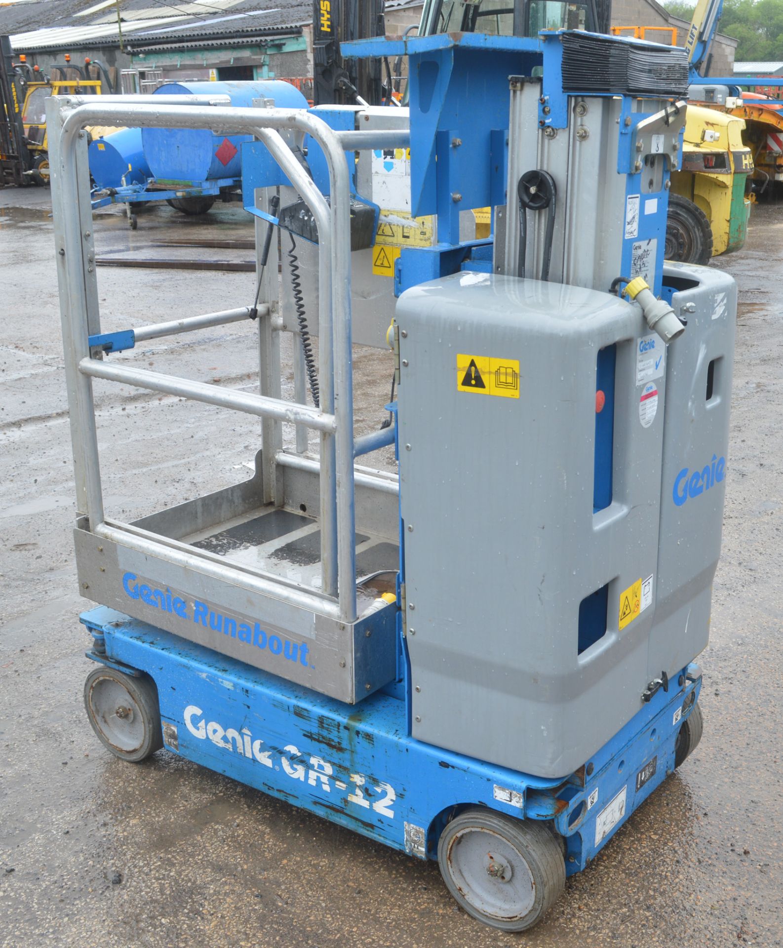 Genie Runabout GR-12 battery electric scissor lift  Year: 2013 S/N: 26579 A608642 - Image 2 of 9