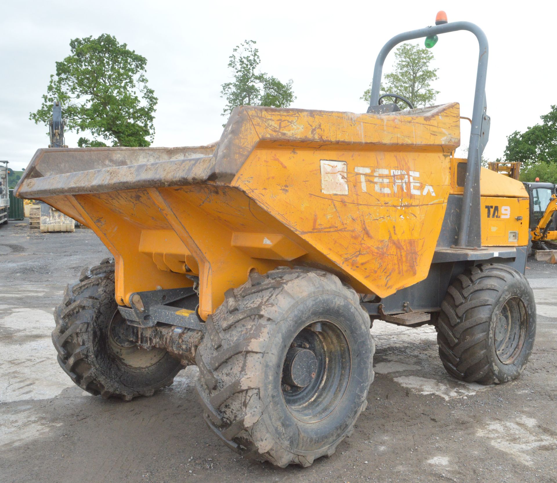 Terex 9 tonne straight skip dumper  Year: 2011 S/N: MV2579 Rec Hours:  1443