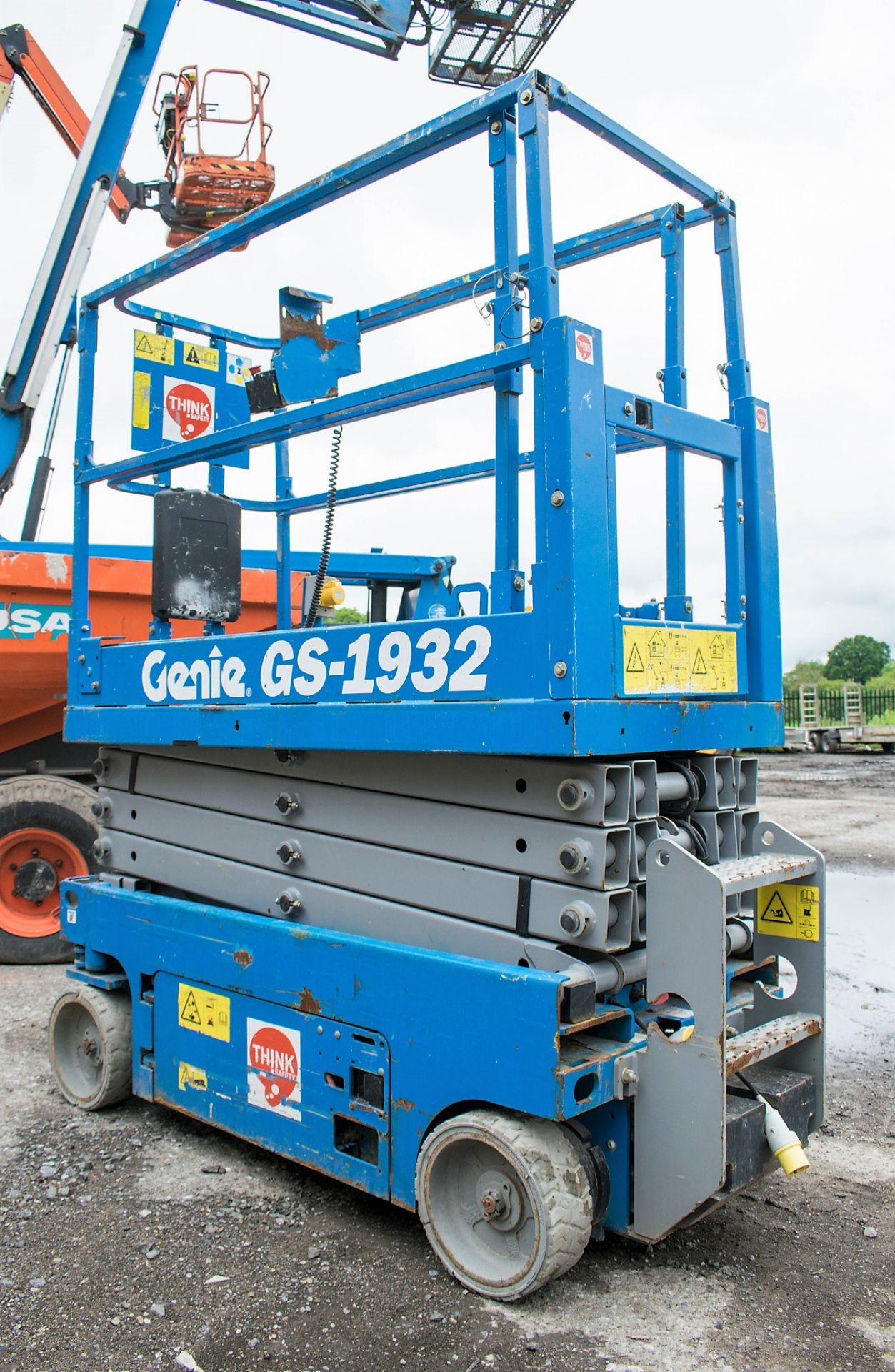 Genie GS 1932 19 ft battery electirc scissor lift access platform Year: 2014 S/N: 13956 Recorded - Image 4 of 9